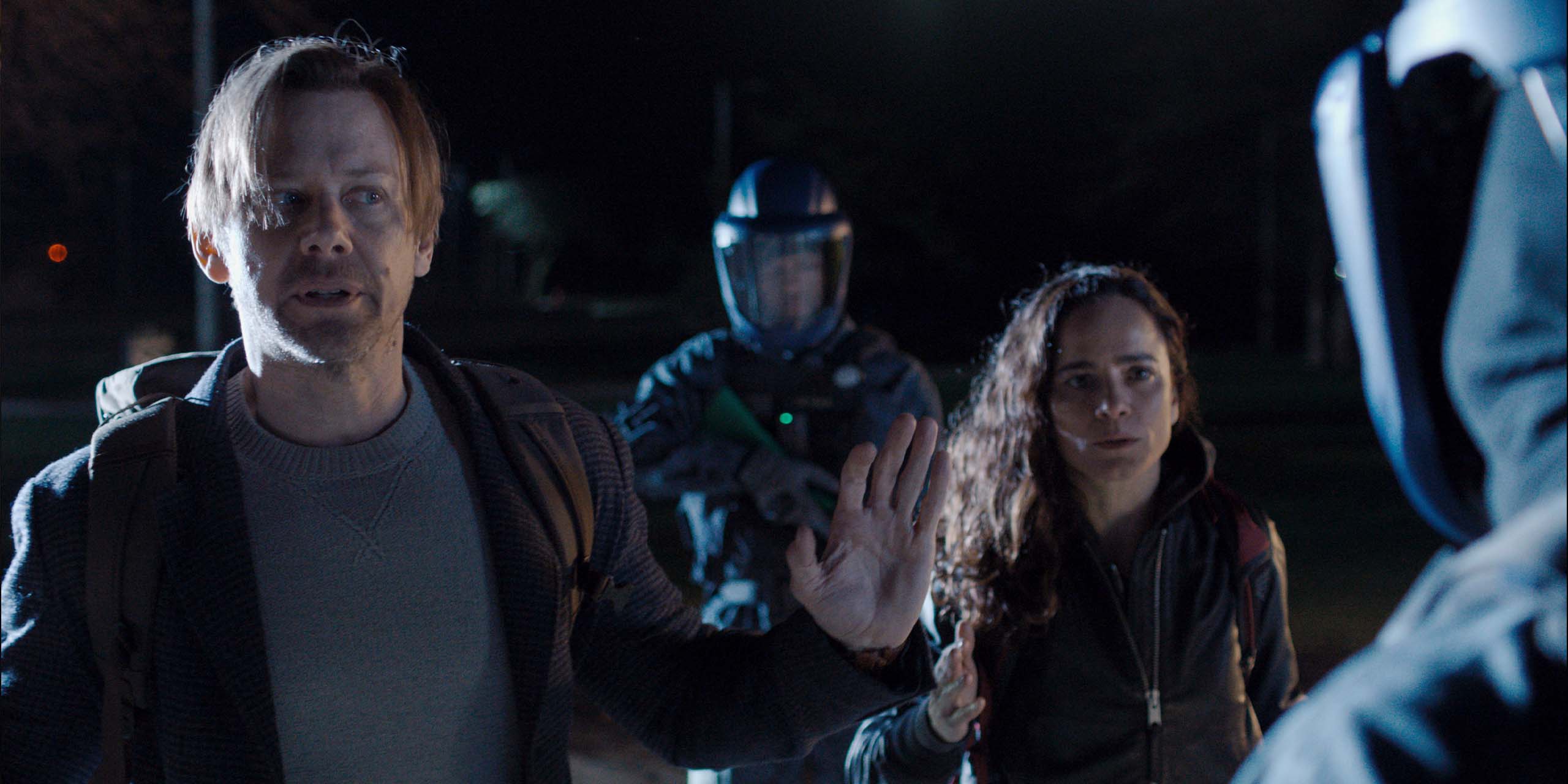 Amanda (Alice Braga) et Ryan (Jimmi Simpson) arrêtés par les autorités sanitaires dans la saison 2 de Dark Matter.