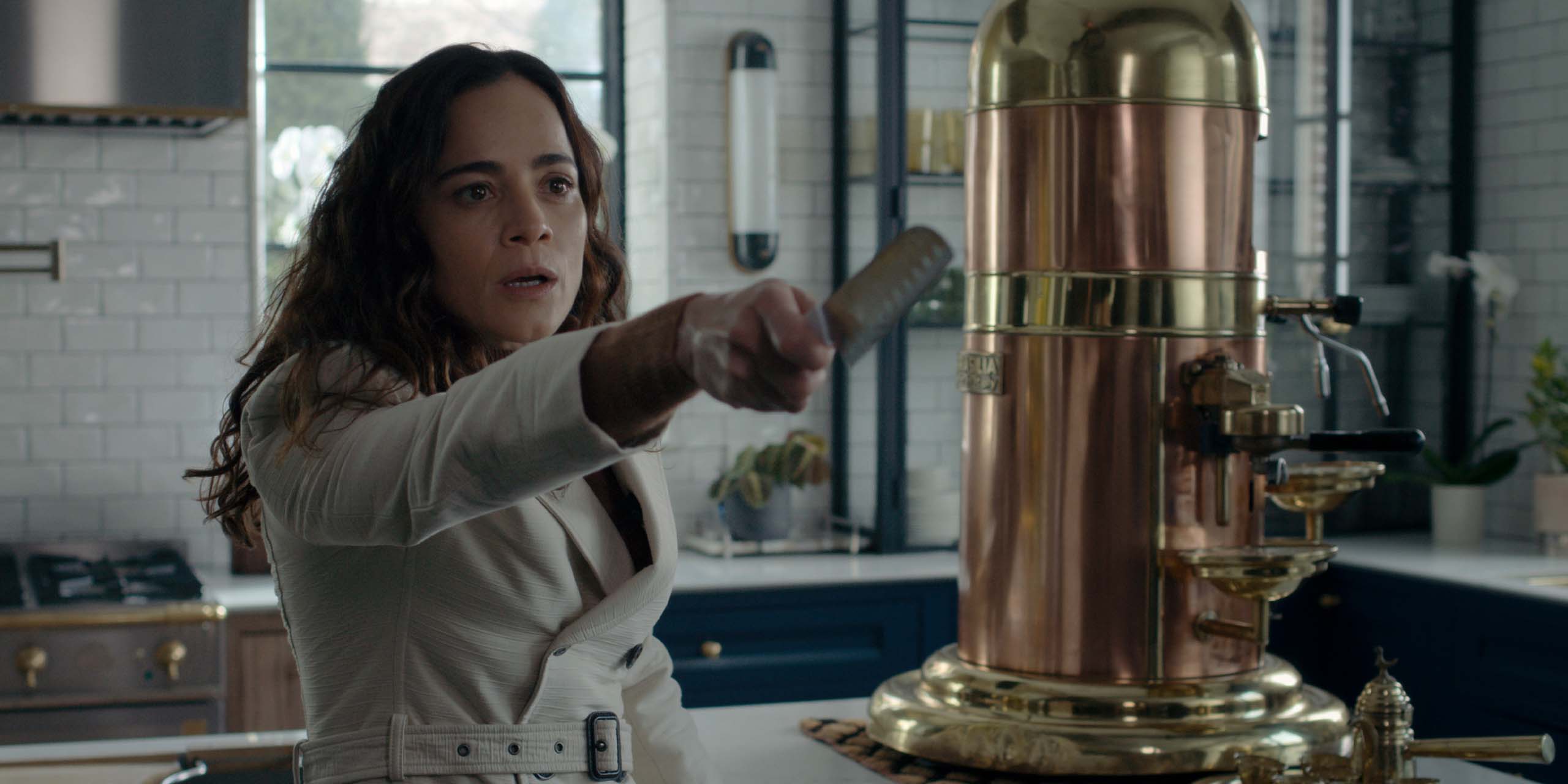 Amanda (Alice Braga) menaçant avec un ustensile de cuisine dans la saison 2 de Dark Matter.