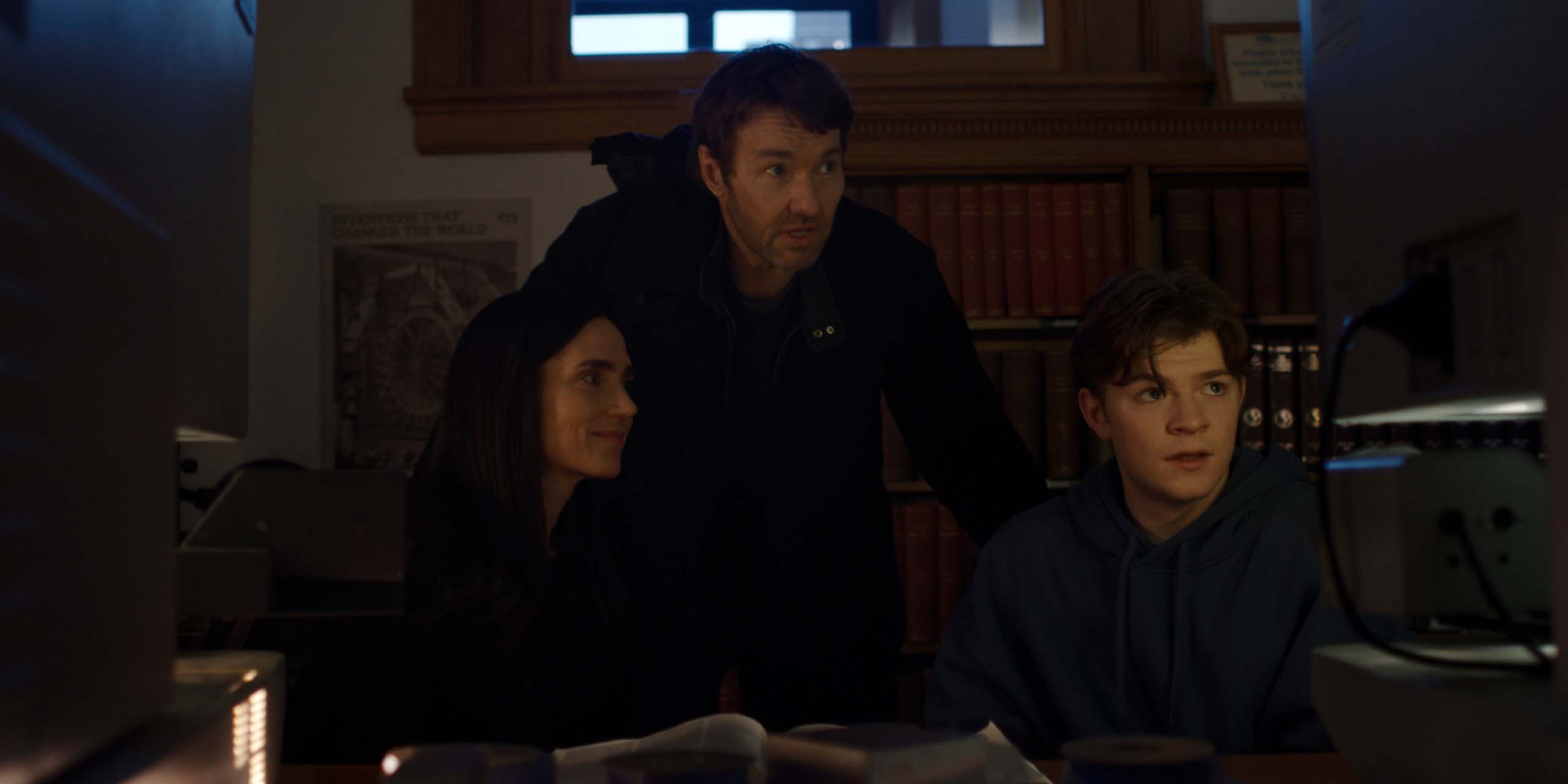 Jason Dessen (Joel Edgerton), Daniela (Jennifer Connelly) et leur fils Charlie (Oakes Fegley) durant un entretien dans la saison 2 de Dark Matter.