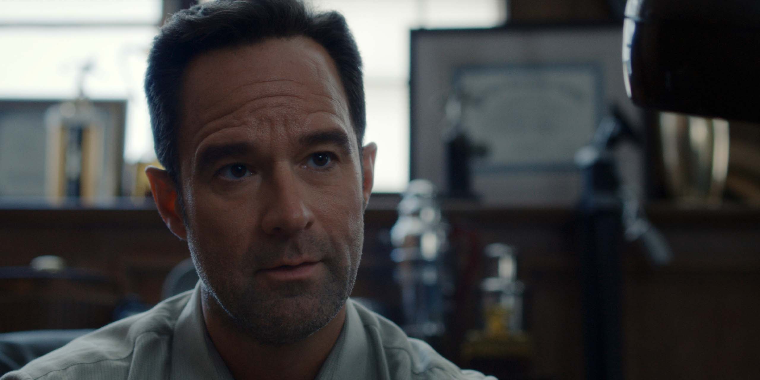 L'agent Mitchel MacNamara (Chris Diamantopoulos) dans la saison 2 de Dark Matter.