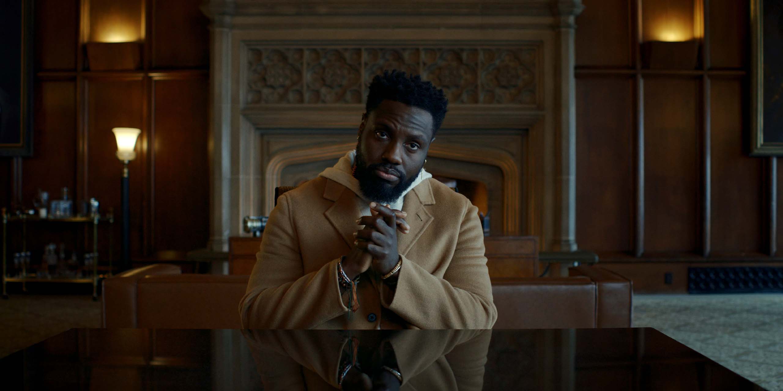 Leighton Vance (Dayo Okeniyi) assis à un bureau dans la saison 2 de Dark Matter.
