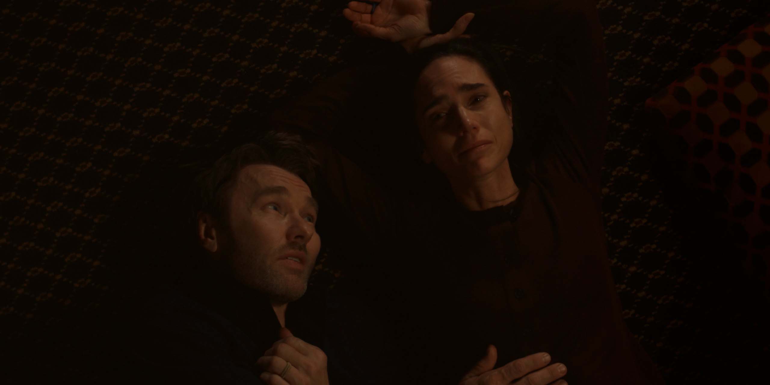 Daniela (Jennifer Connelly) et Jason Dessen (Joel Edgerton) allongés sur le sol dans la saison 2 de Dark Matter.