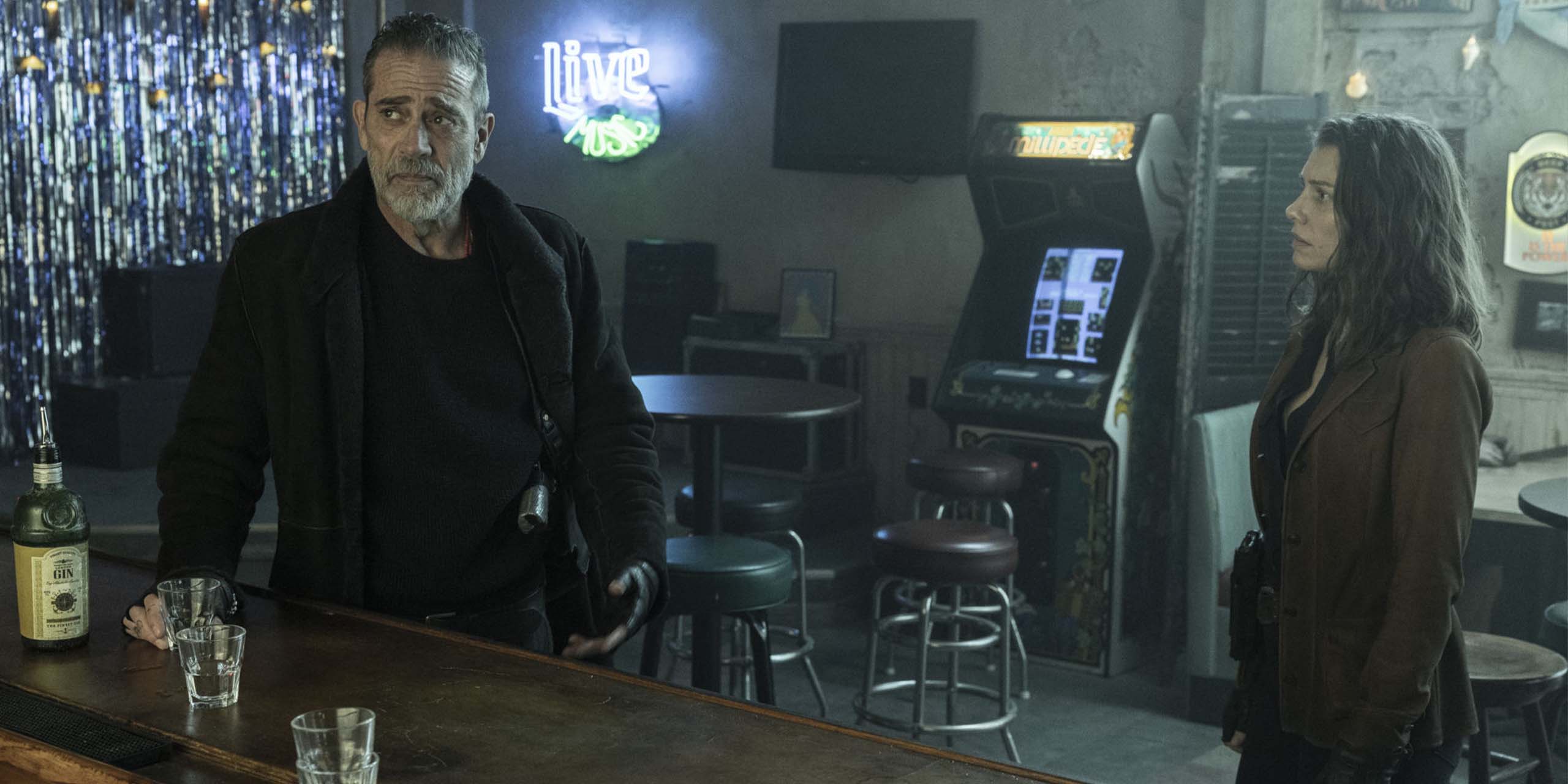 Maggie (Lauren Cohan) tente de convaincre Negan (Jeffrey Dean Morgan) dans un bar de The Walking Dead : Dead City