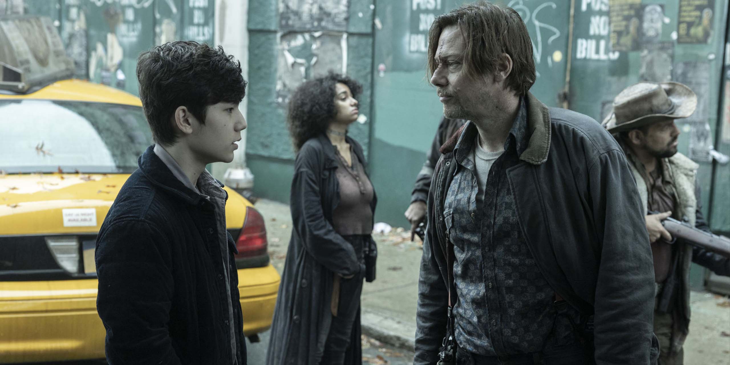 Dillard (Jimmi Simpson) parle à Hershel (Logan Kim) dans la saison 3 de The Walking Dead: Dead City.