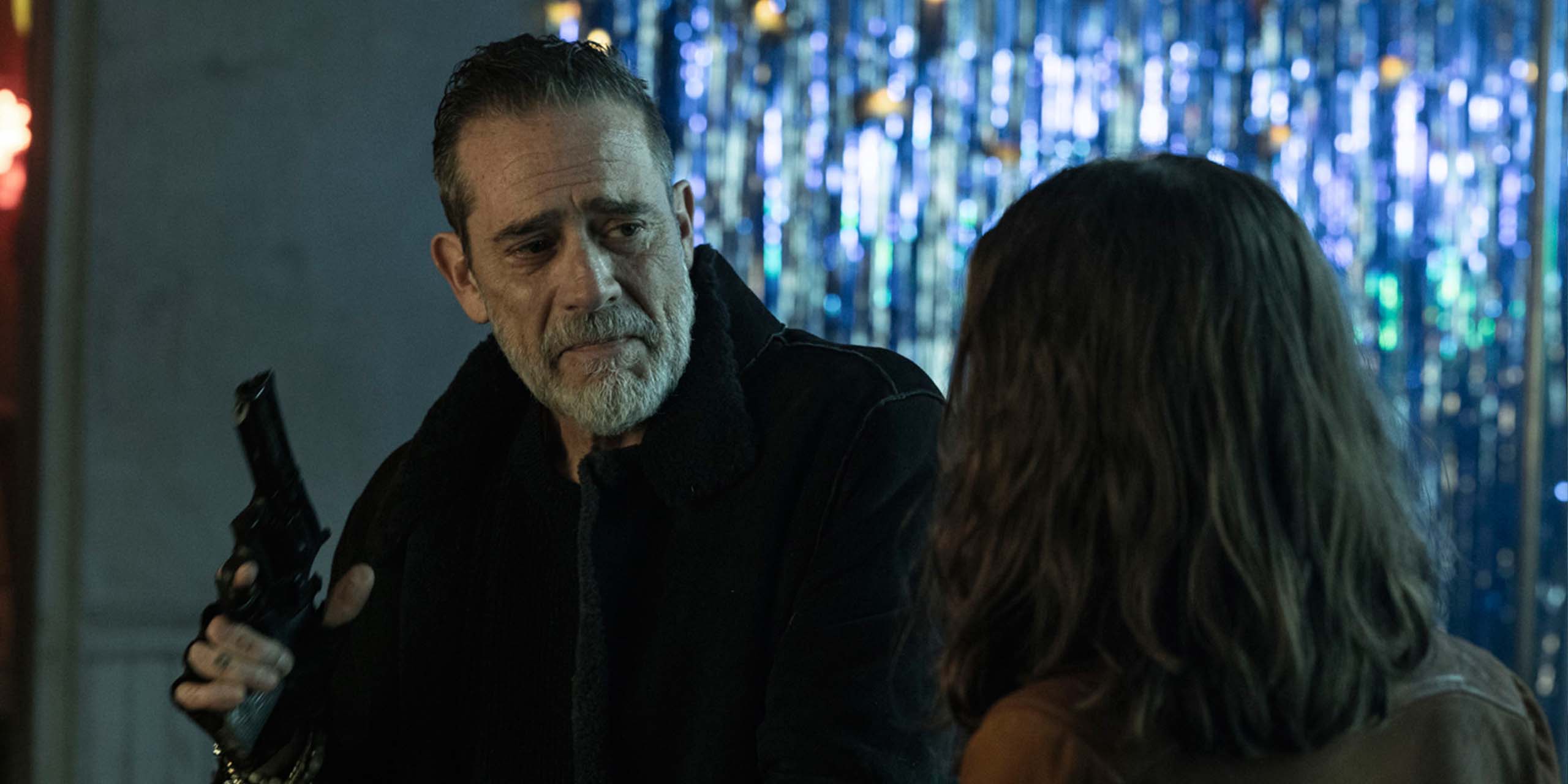 Negan (Jeffrey Dean Morgan) et Maggie (Lauren Cohan) dans un bar de The Walking Dead : Dead City