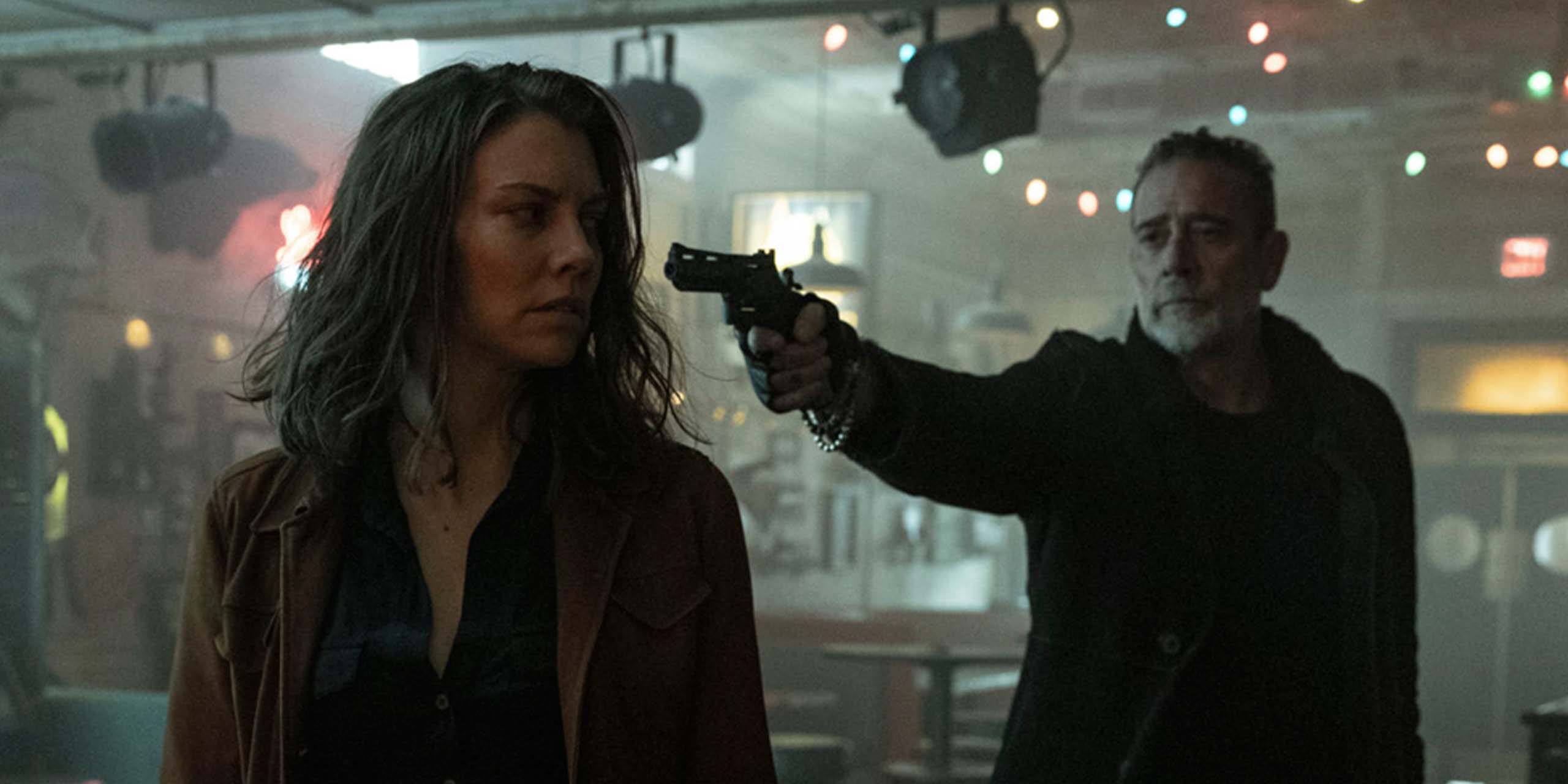 Negan (Jeffrey Dean Morgan) menace Maggie (Lauren Cohan) dans un bar de The Walking Dead : Dead City