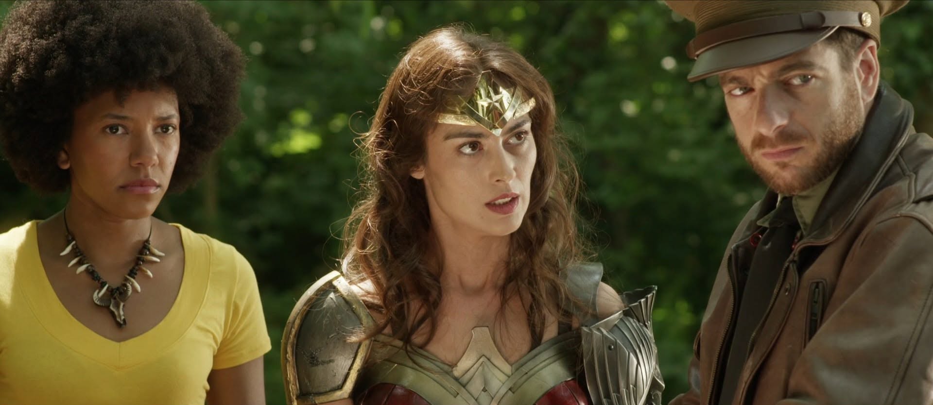Diana Prince (Louise Molinaro), Vixen (Merinda Laupa) et Steve Trevor (Marco Horanieh) dans Wonder Woman 1944.