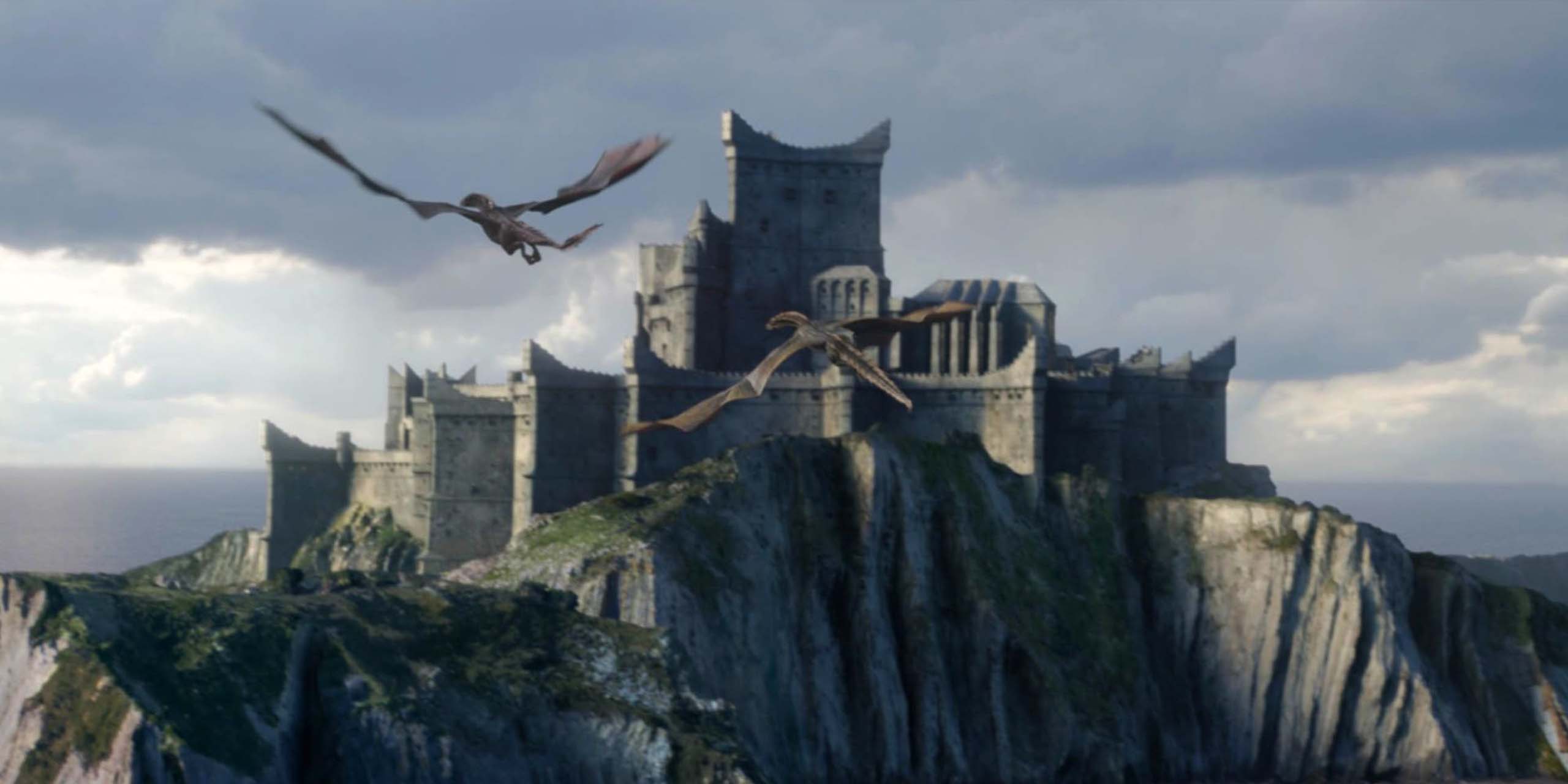 La citadelle de Dragonstone et des dragons volant autour, dans Game of Thrones: House of the Dragon.