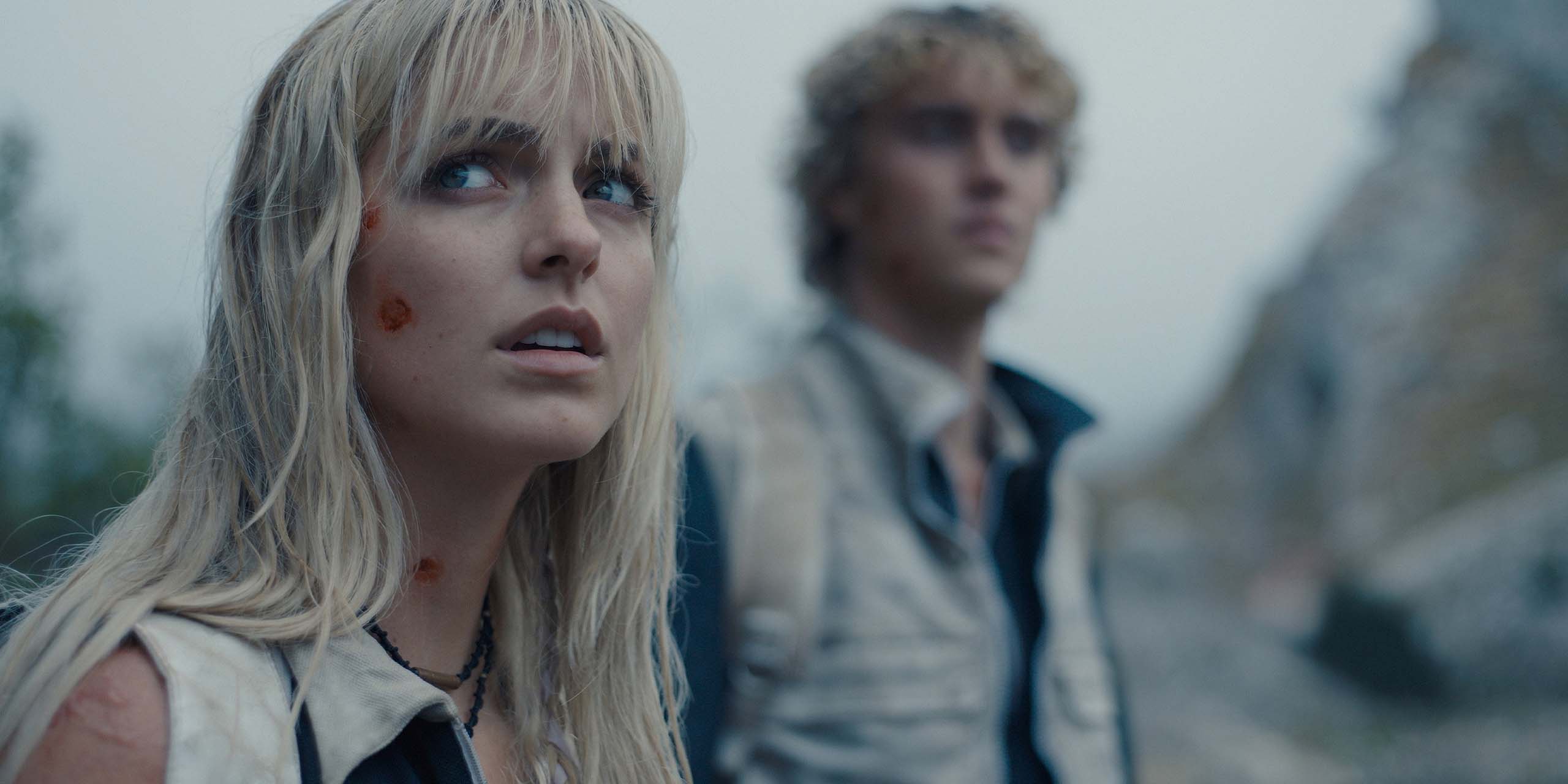 Maysilee Donner (Mckenna Grace) et Haymitch Abernathy (Joseph Zada) dans Hunger Games : Lever de Soleil sur la Moisson.