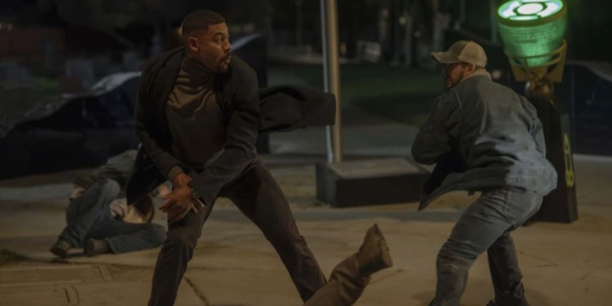 John Stewart (Aaron Pierre) affronte des habitants de Rushville dans Lanterns.