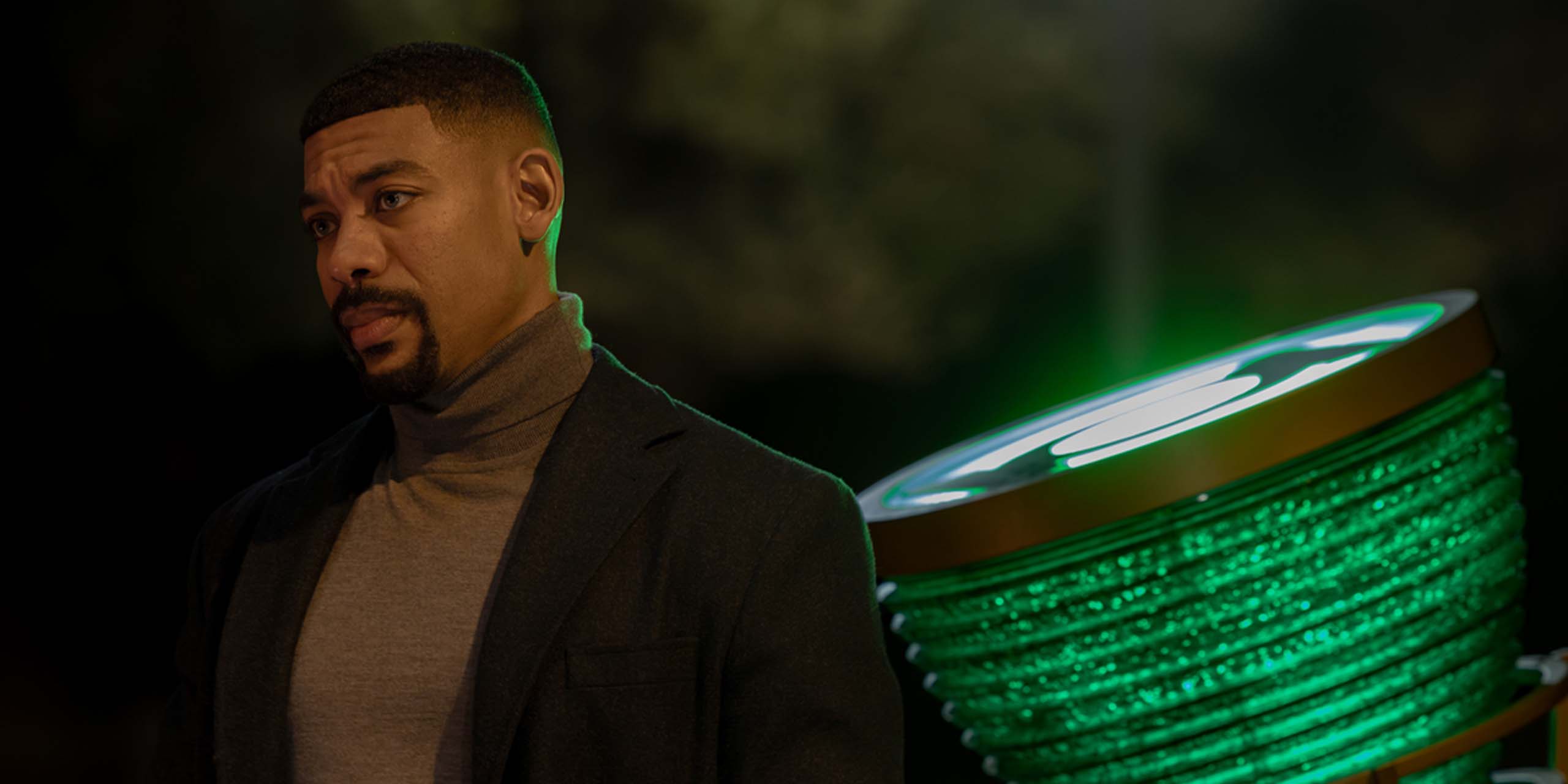 John Stewart (Aaron Pierre) près du Lantern-Signal, le spot qui sert à contacter les Green Lantern, dans Lanterns.