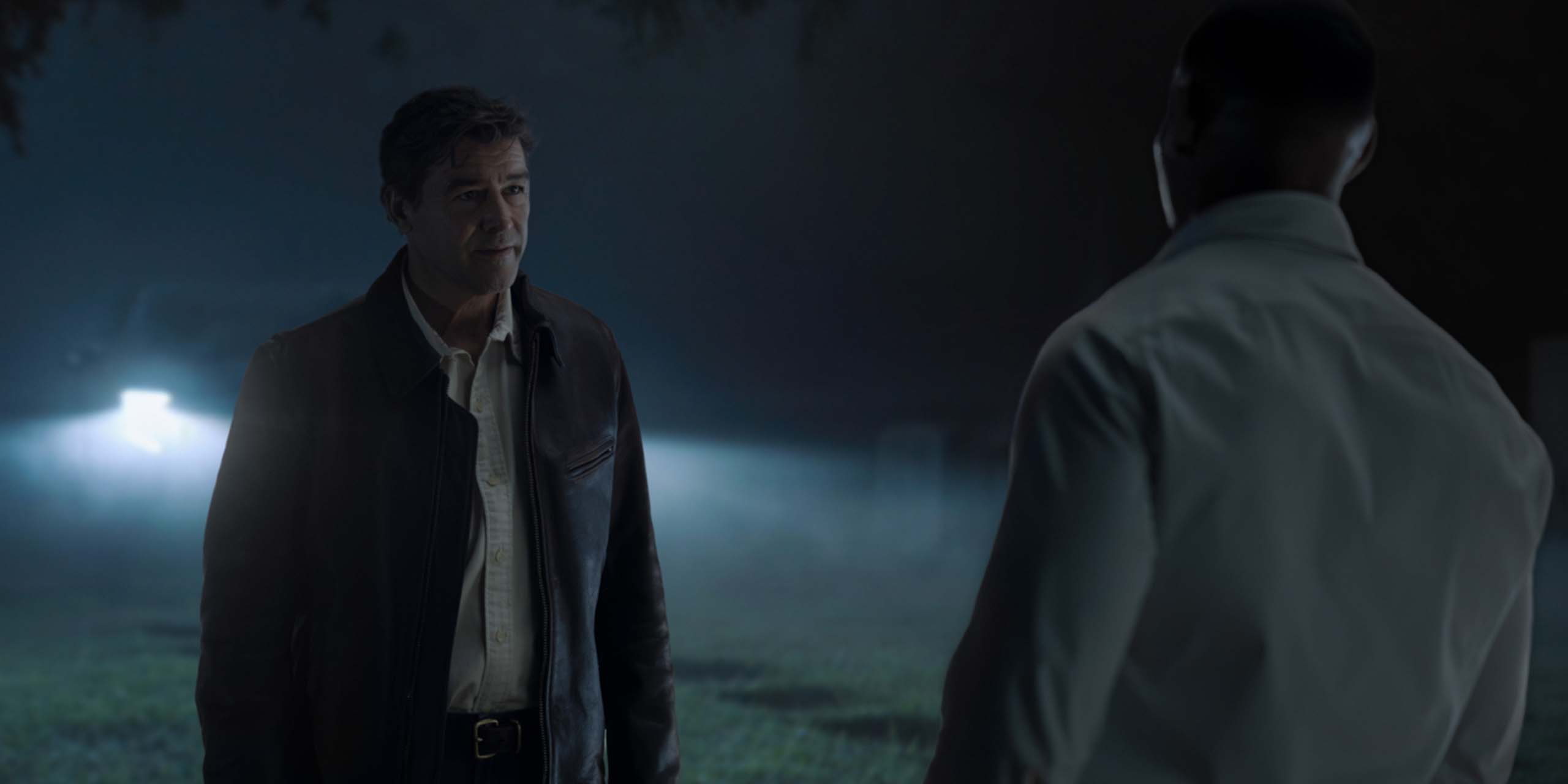L'Hal-ogramme, la réplique d'Hal Jordan (Kyle Chandler) face à John Stewart (Aaron Pierre) au cimetière dans Lanterns.