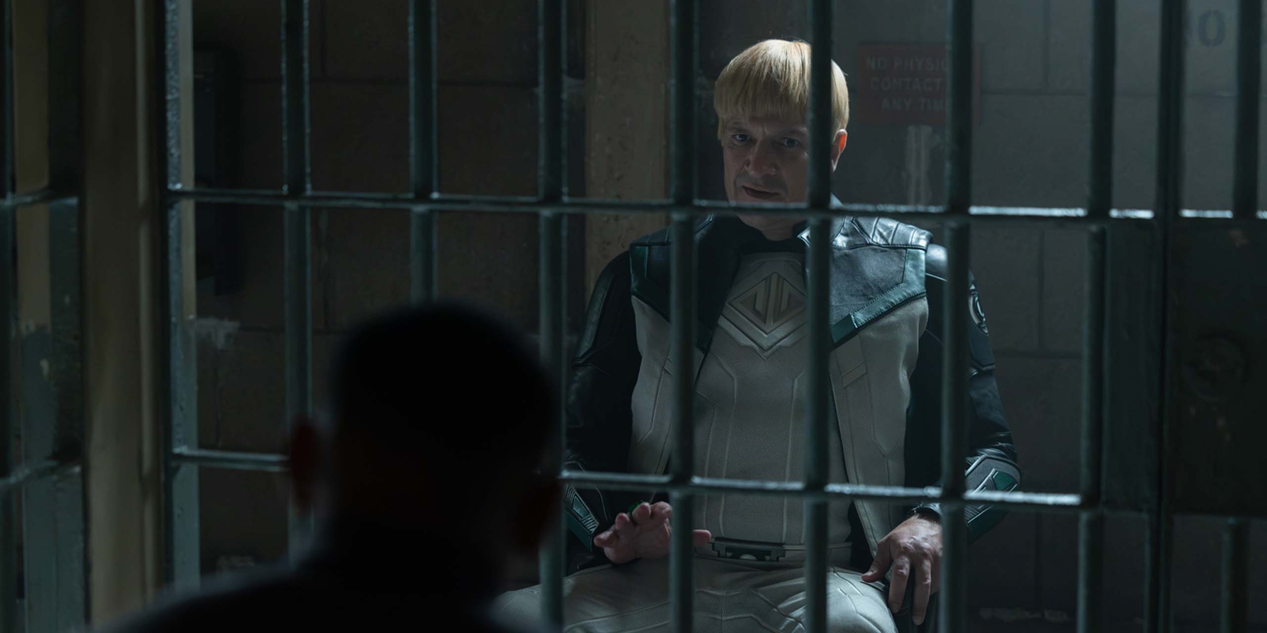 Guy Gardner (Nathan Fillion) parle à John Stewart (Aaron Pierre) qui est enfermé dans la prison de Rushville dans Lanterns.