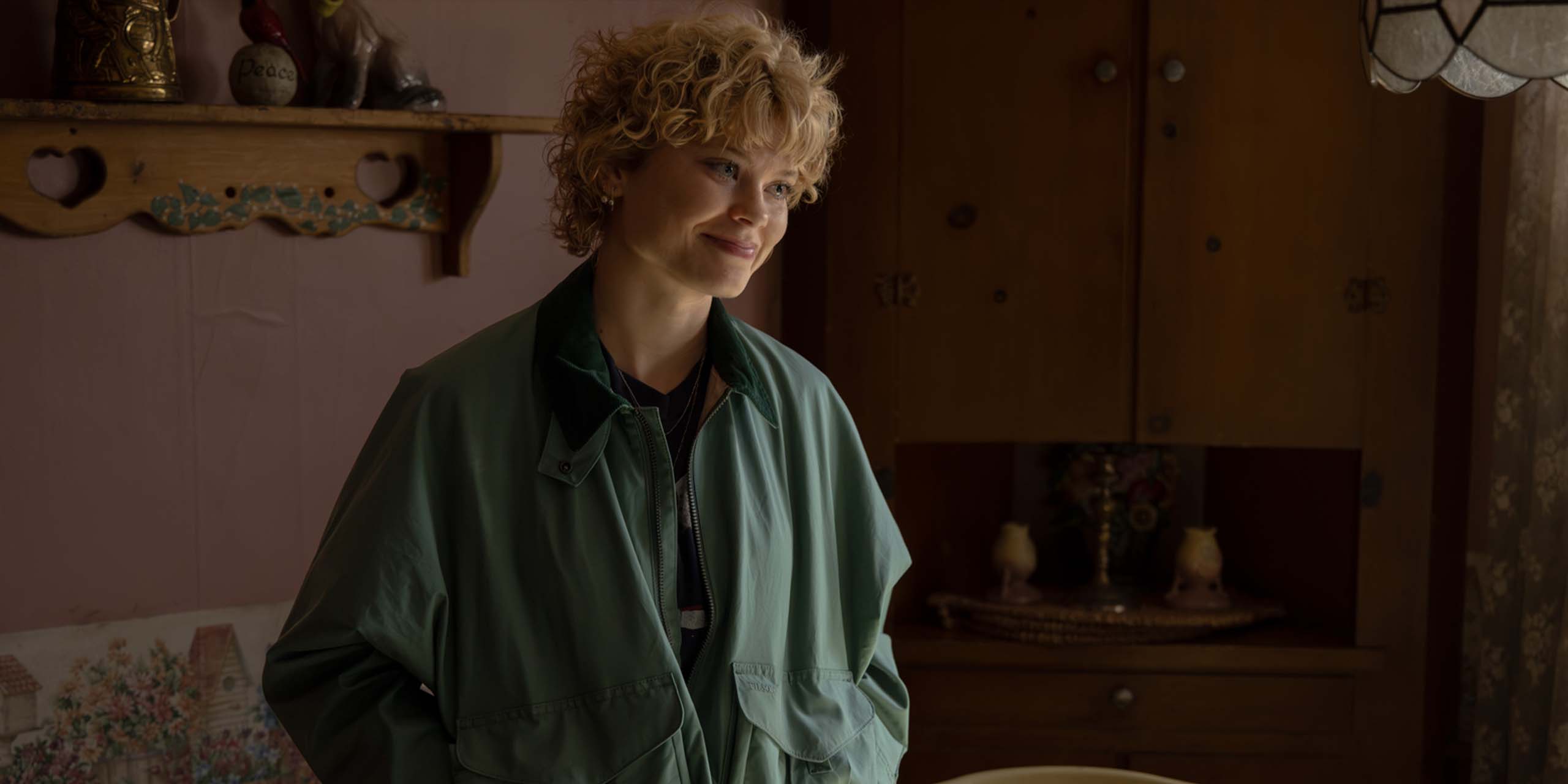 La serveuse du café (Hannah Christine Shetler) tente de faire chanter John Stewart dans Lanterns.