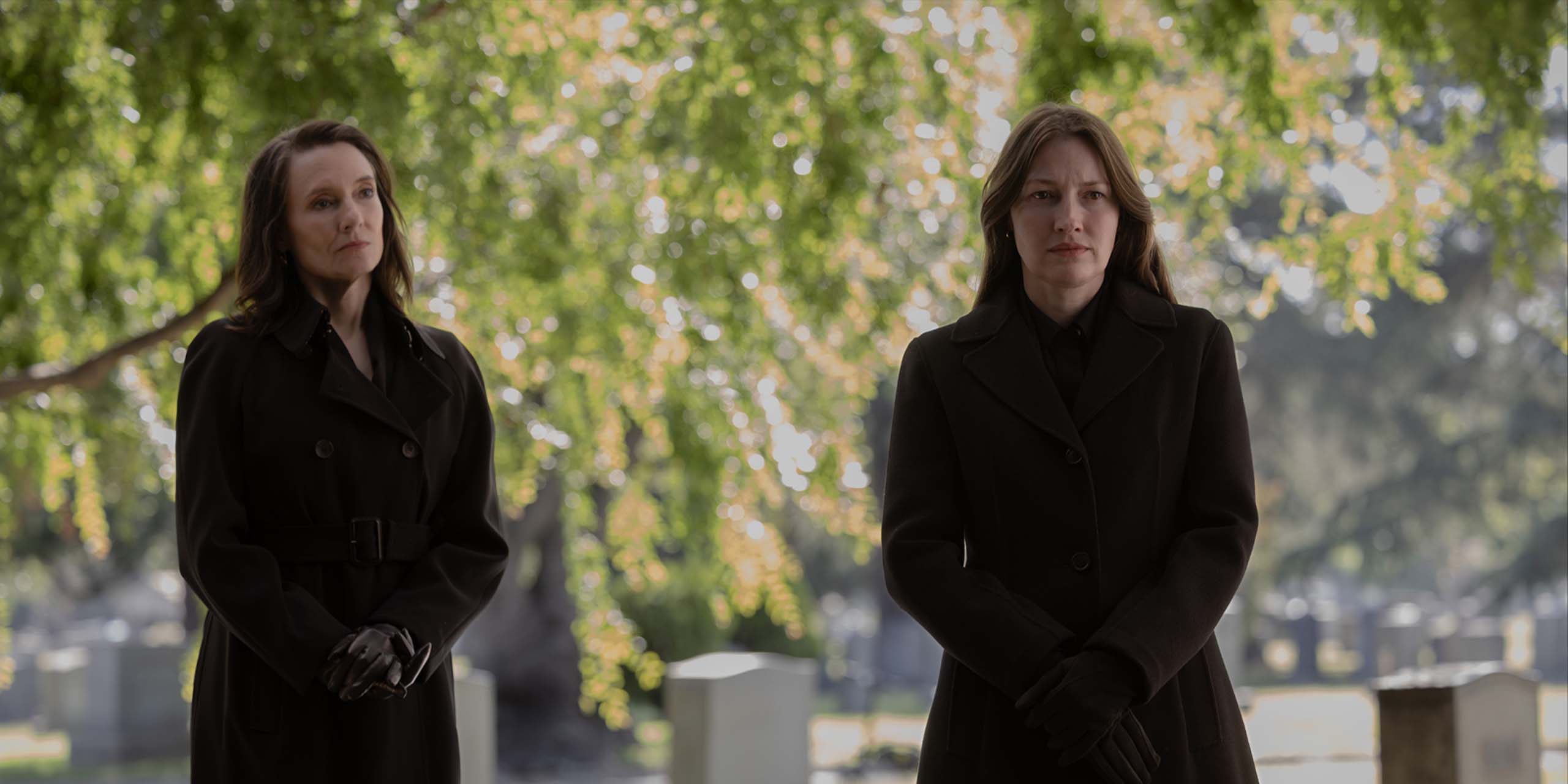 Carol Ferris (Amie Mackenzie) et Kerry Kane (Kelly Macdonald) à l'enterrement d'Hal Jordan dans Lanterns.