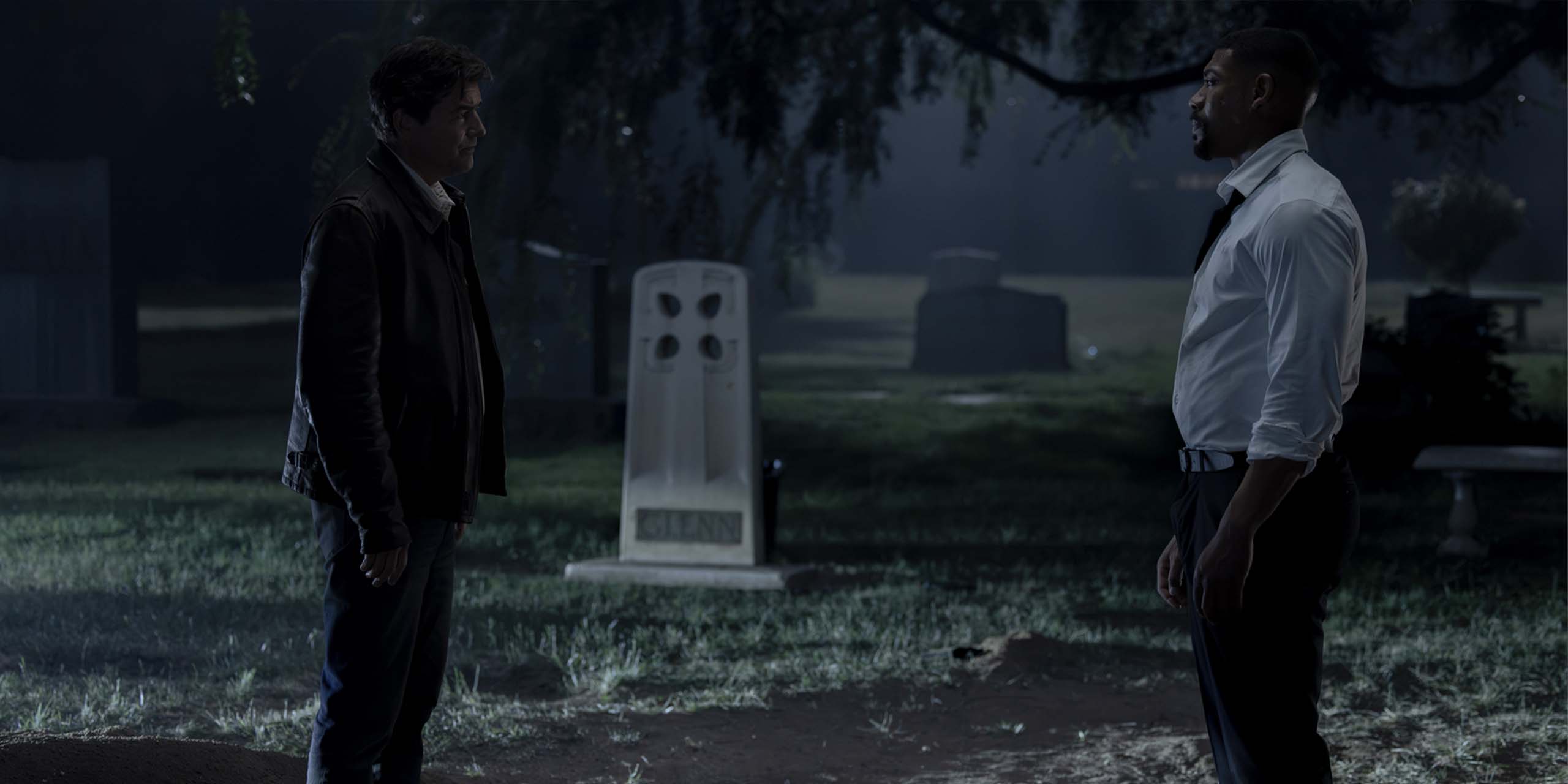 John Stewart (Aaron Pierre) parle avec l'Hal-ogramme, la réplique d'Hal Jordan (Kyle Chandler) au cimetière dans Lanterns.