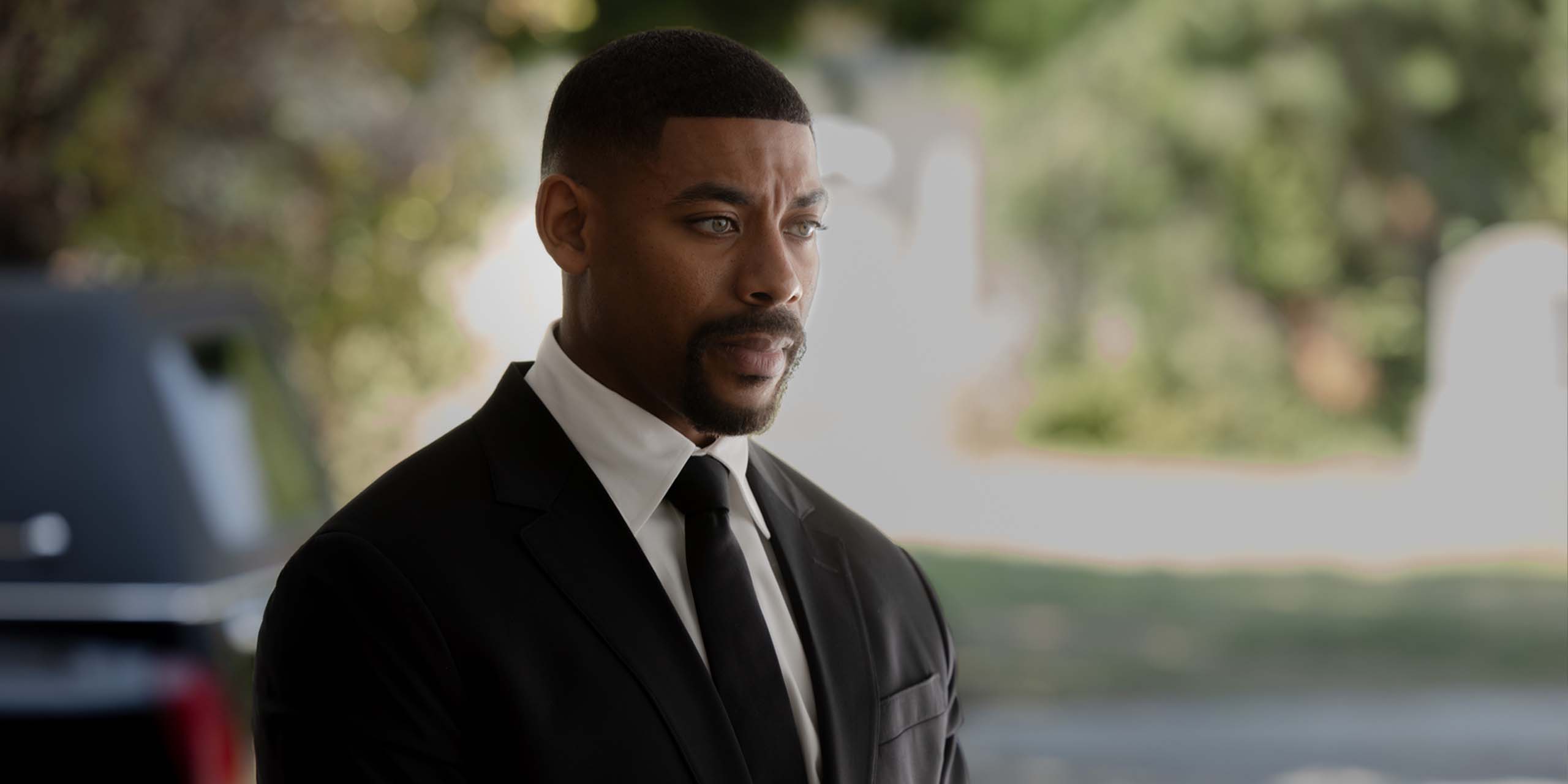 John Stewart (Aaron Pierre) aux funérailles d'Hal Jordan dans Lanterns.