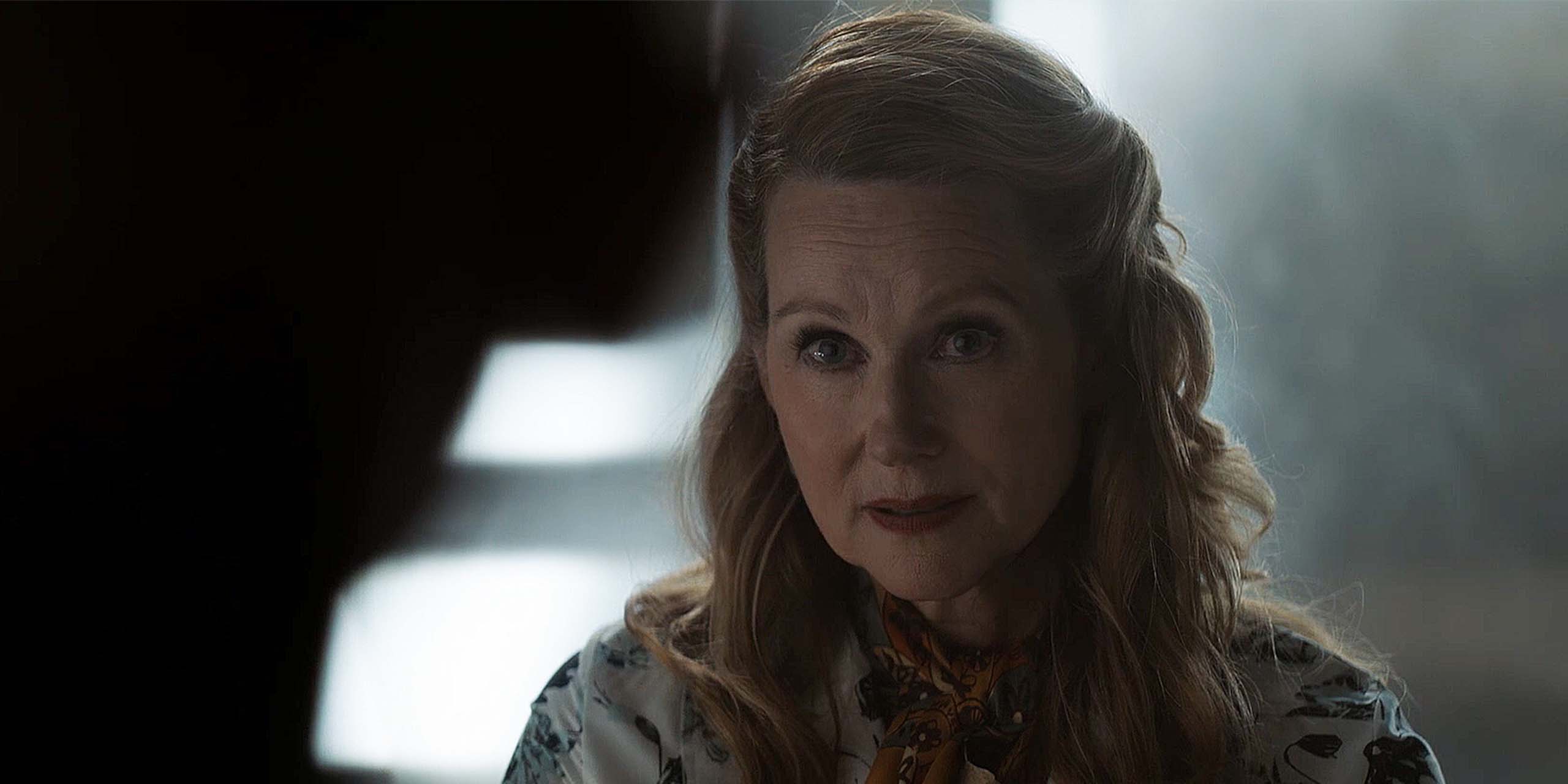 Lianna (Laura Linney) dans la série Lanterns.