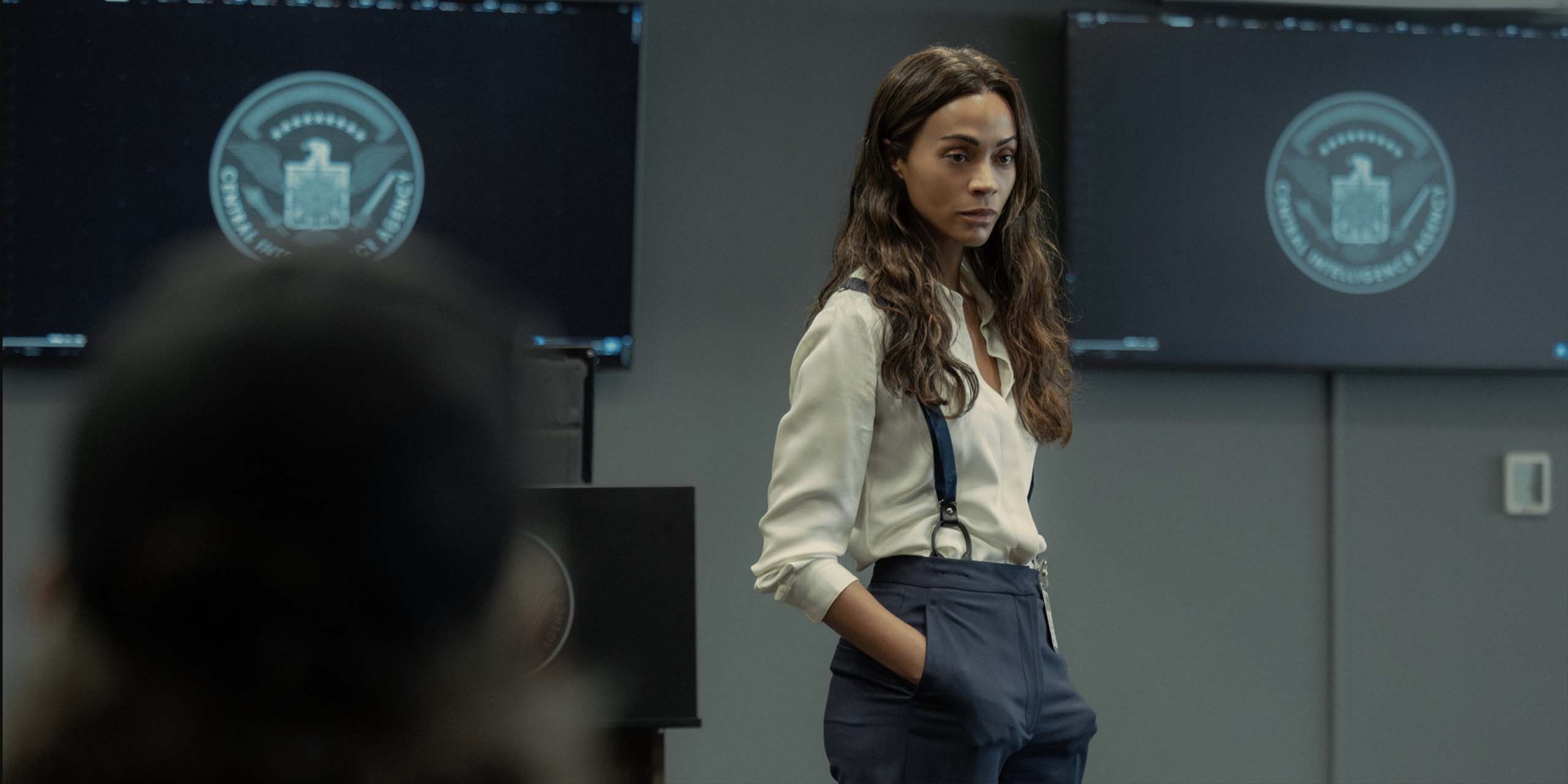 Joe (Zoe Saldaña) faisant un briefing dans la saison 3 d'Opérations Spéciales : Lioness.