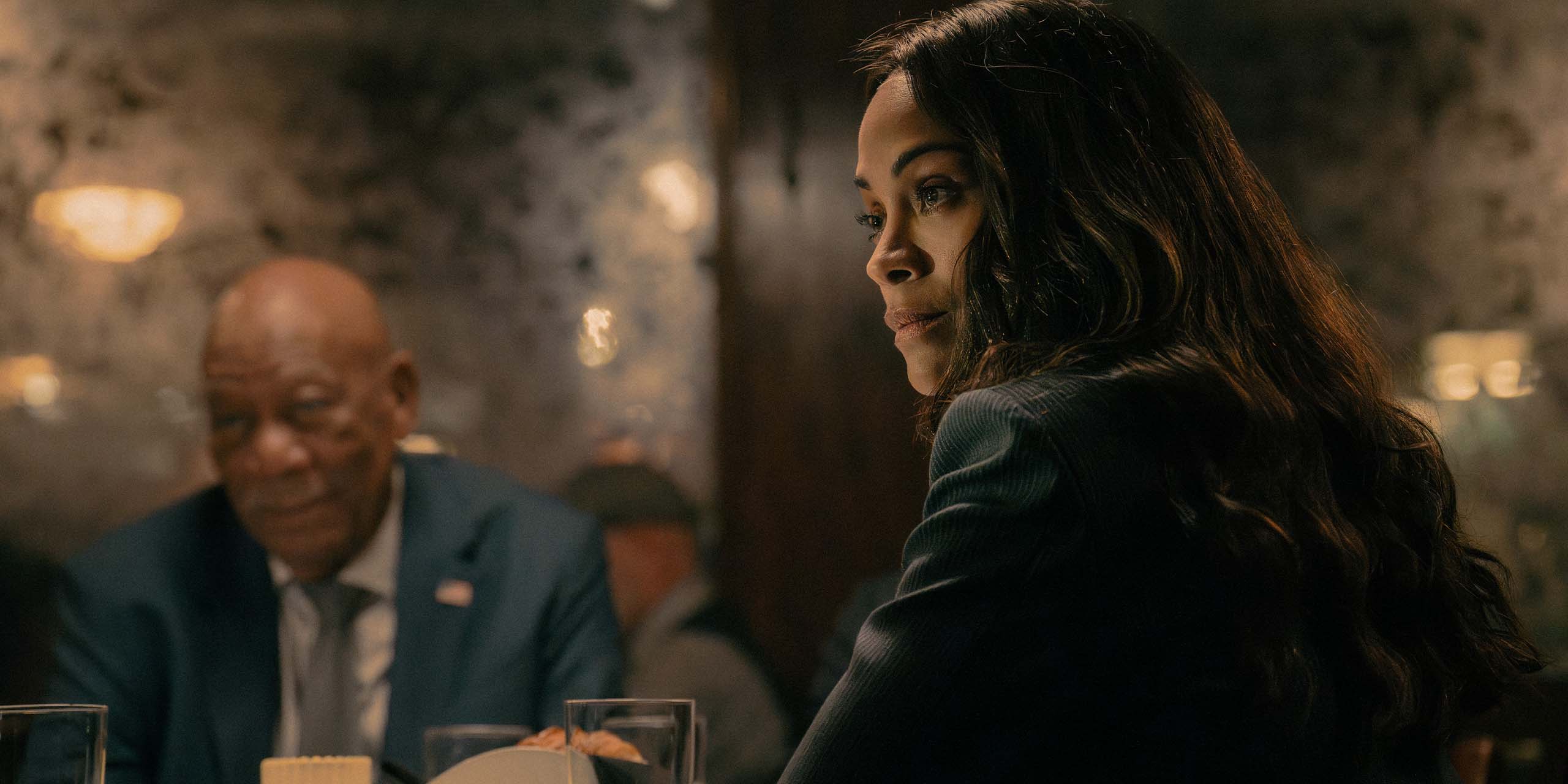 Joe (Zoe Saldaña) Joe dîne avec le secrétaire d'État Américain Edwin Mullins (Morgan Freeman), et aucun des deux ne semble ravi.