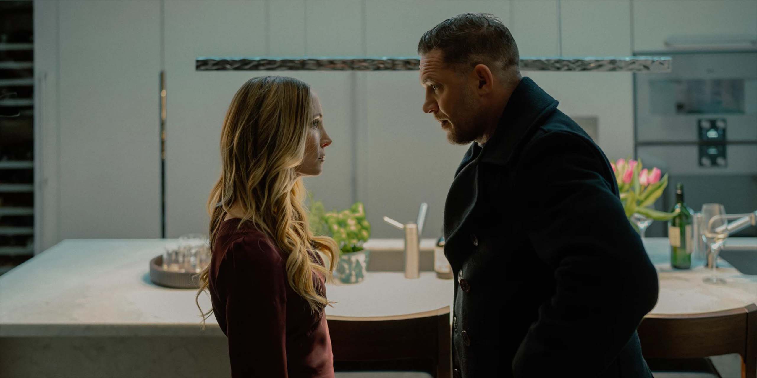 Joanne Froggatt dans le rôle de Jan Da Souza et Tom Hardy dans celui de Harry Da Souza dans MobLand