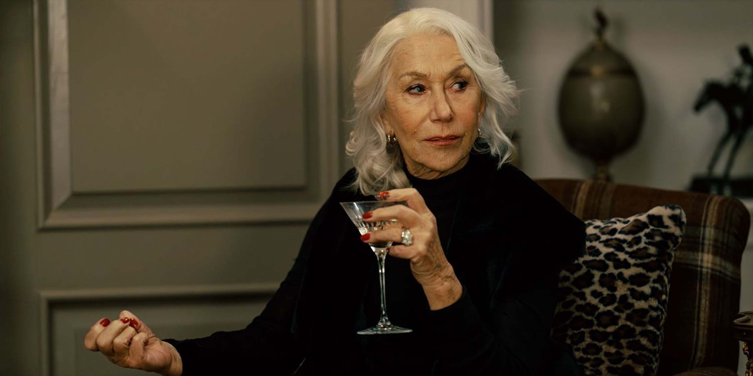 Helen Mirren dans le rôle de Maeve Harrigan tenant un verre à martini dans MobLand