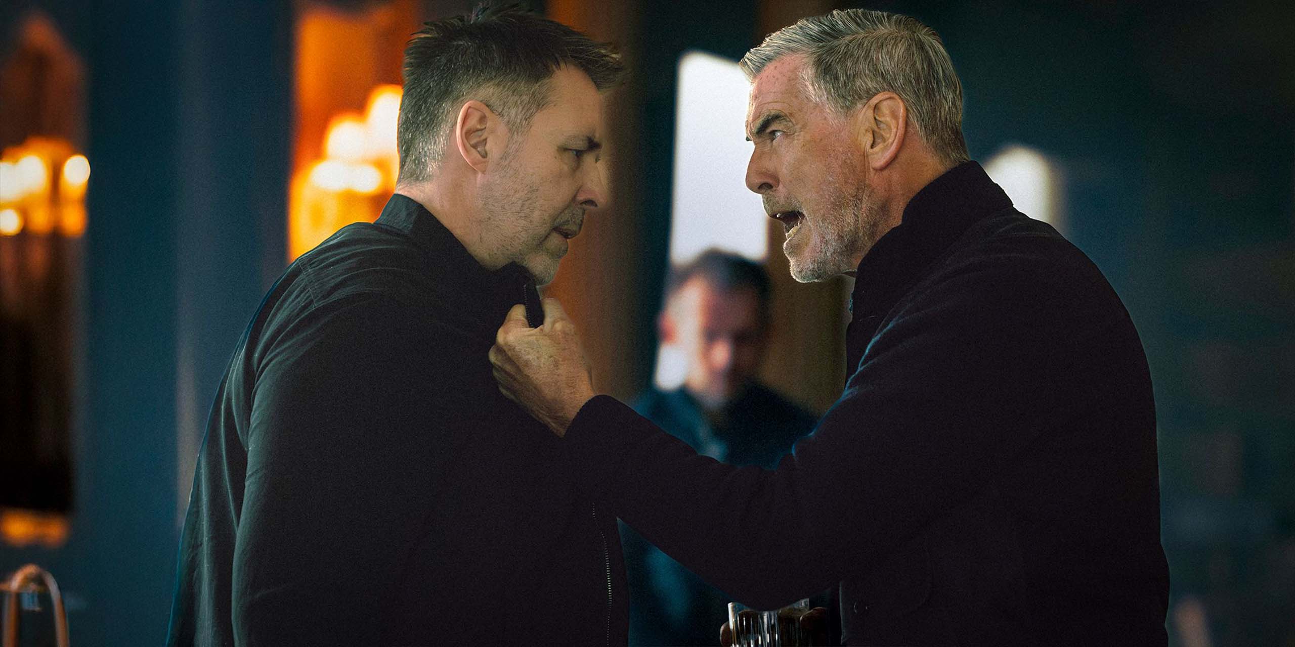 Paddy Considine dans le rôle de Kevin Harrigan et Pierce Brosnan dans le rôle de Conrad Harrigan dans Mobland.