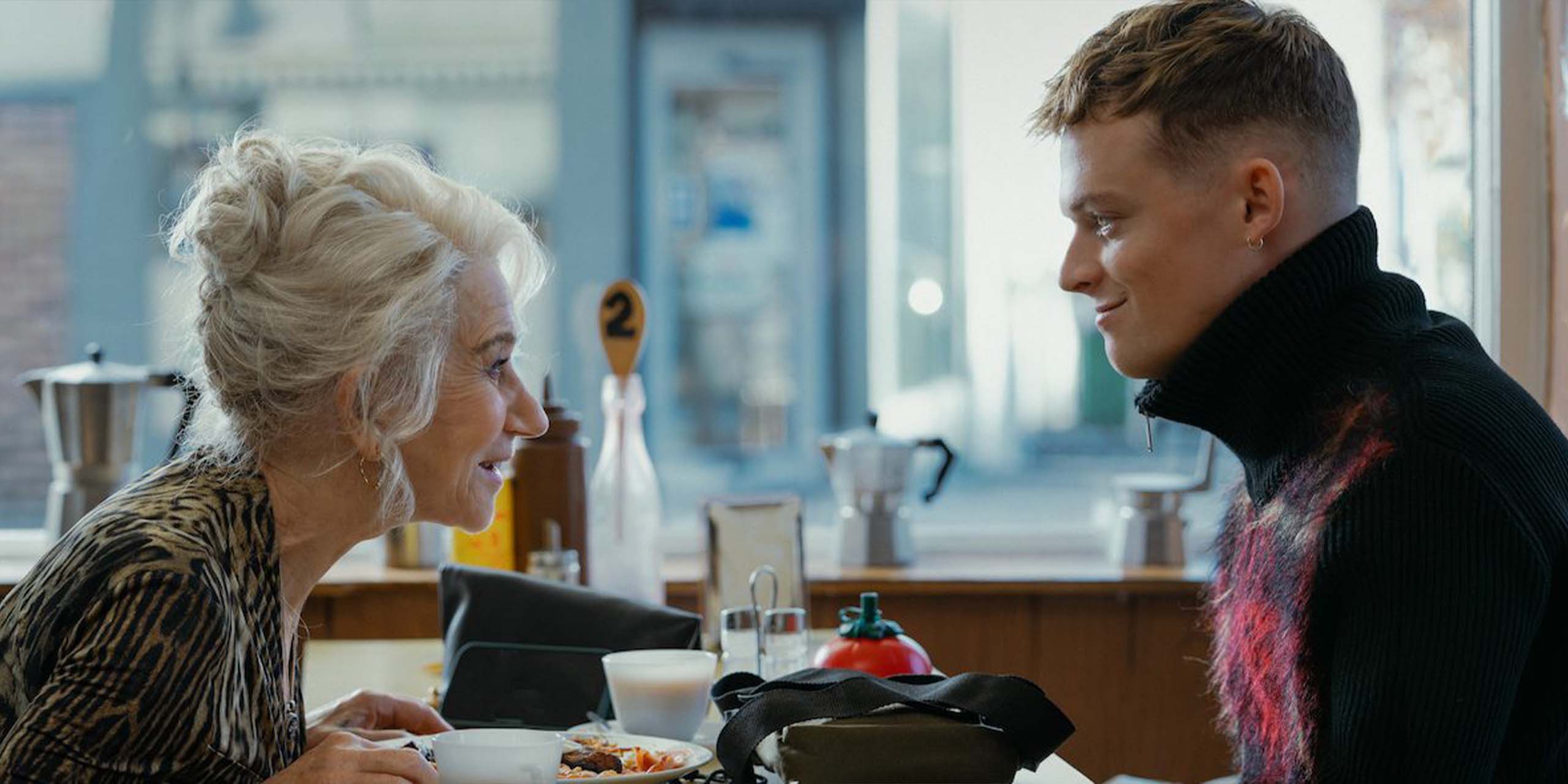 Maeve Harrigan (Helen Mirren) et Eddie Harrigan (Anson Boon) dans un restaurant dans la saison 2 de MobLand.