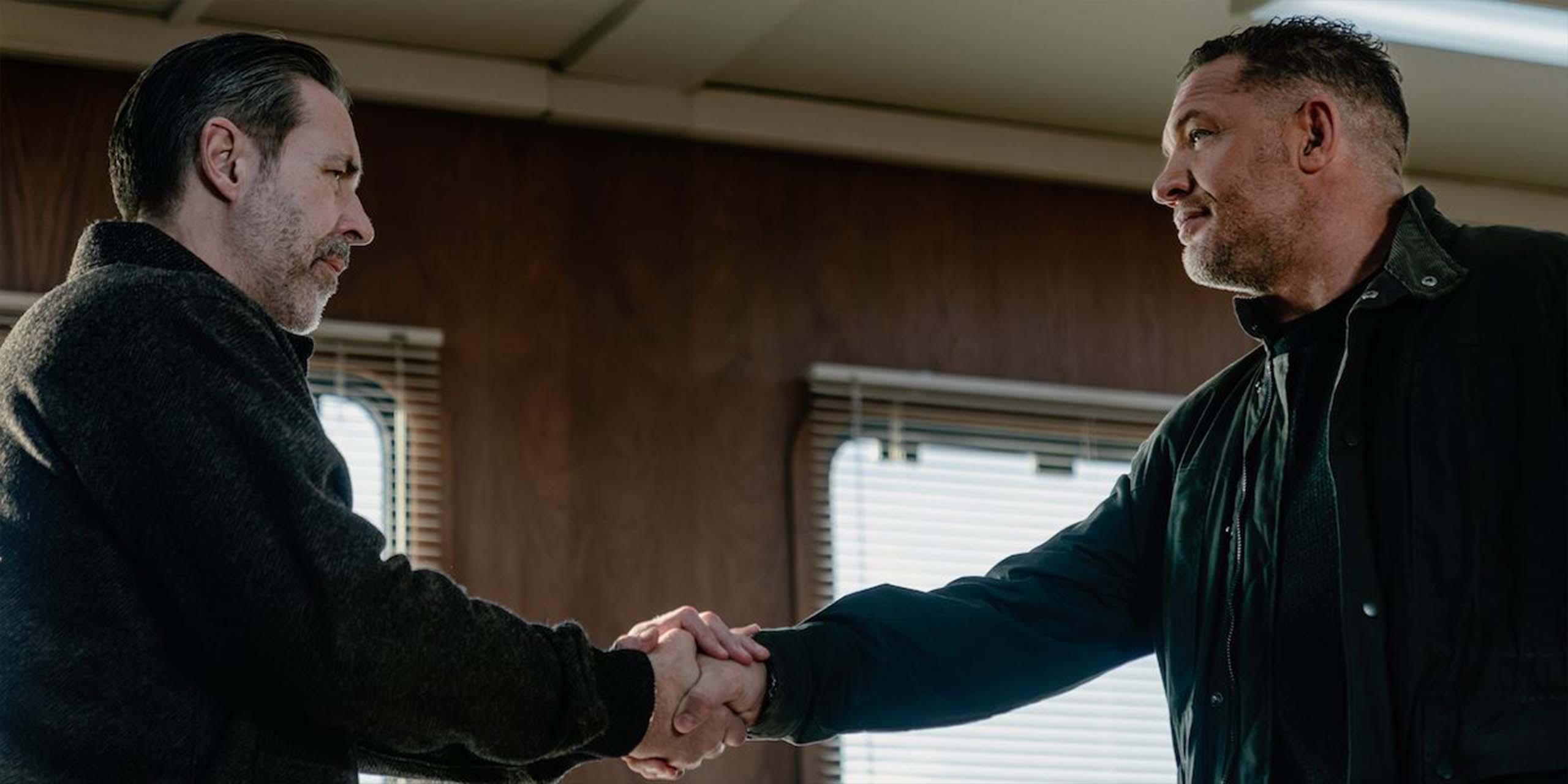 Kevin Harrigan (Paddy Considine) sert la main d'Harry Da Souza (Tom Hardy) dans la saison 2 de MobLand.