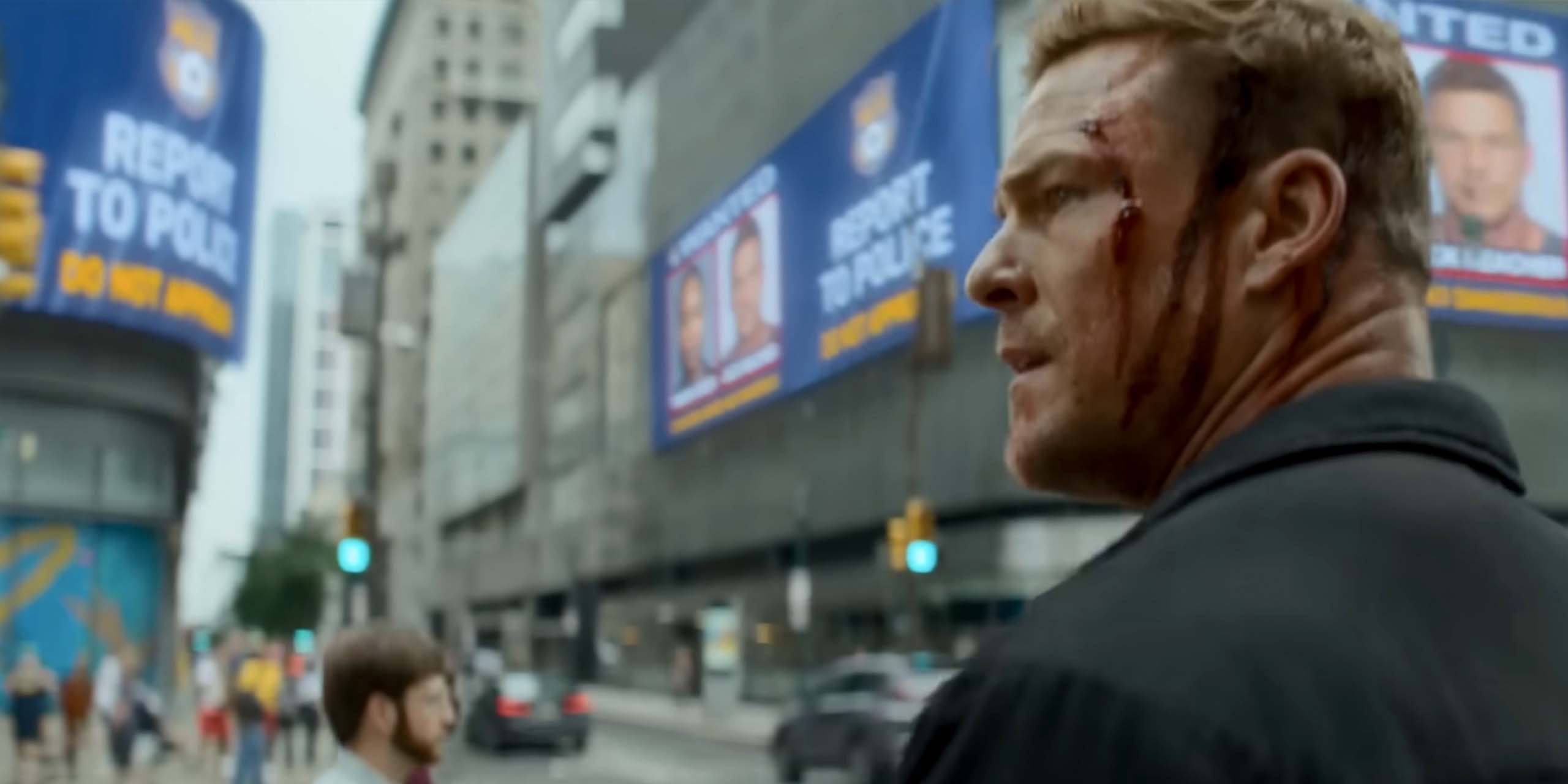 Reacher (Alan Ritchson) en fuite en ville dans la saison 4 de Reacher.