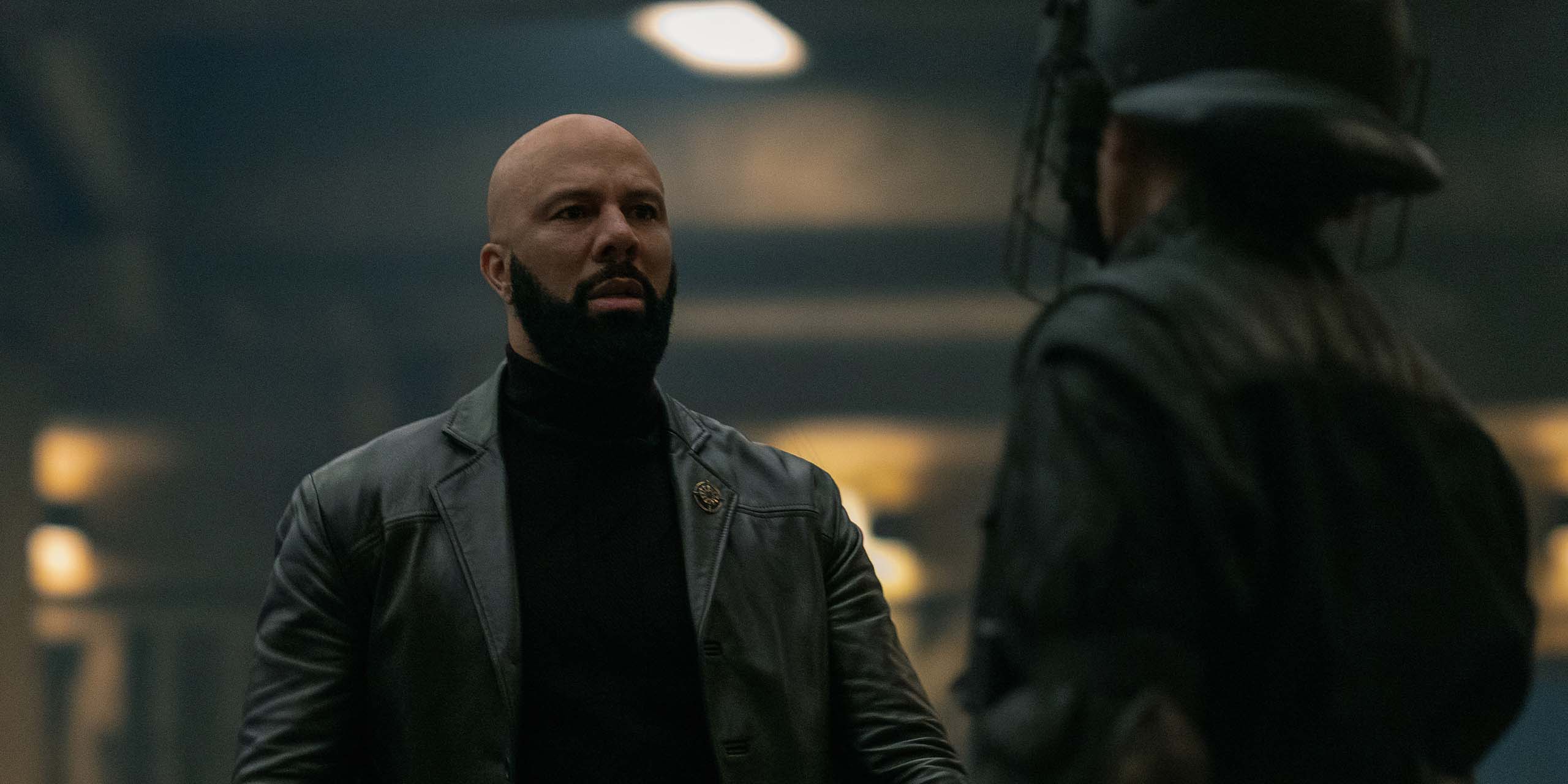 Paul Billings (Chinaza Uche) face aux agents de l'ordre dans la saison 3 de Silo.