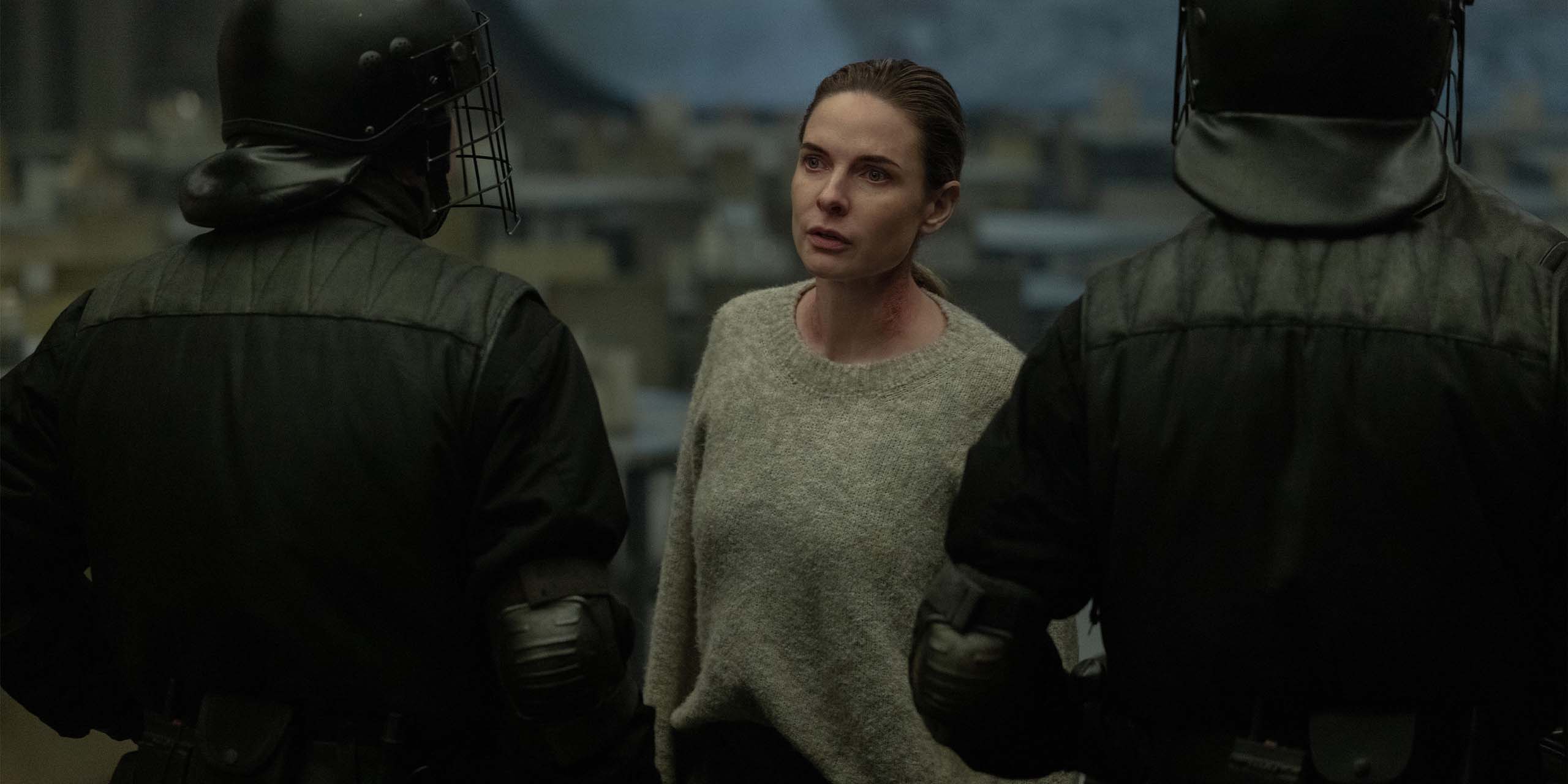 Juliette Nichols (Rebecca Ferguson) face aux agents de l'ordre dans le final de la saison 3 de Silo.