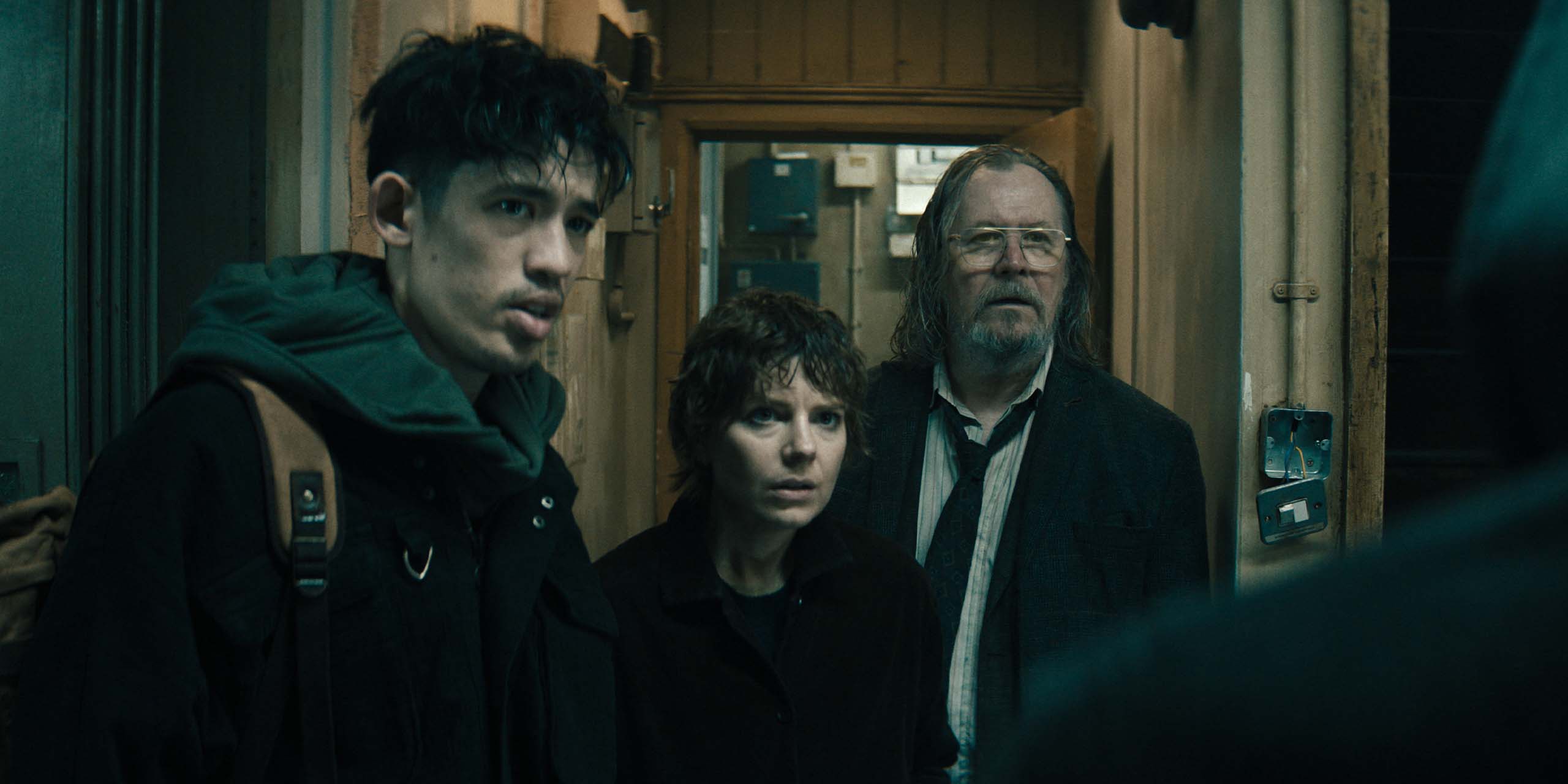 Roddy Ho (Christopher Chung), Shirley (Aimee-Ffion Edwards) et Jackson Lamb (Gary Oldman) dans la saison 6 de Slow Horses.