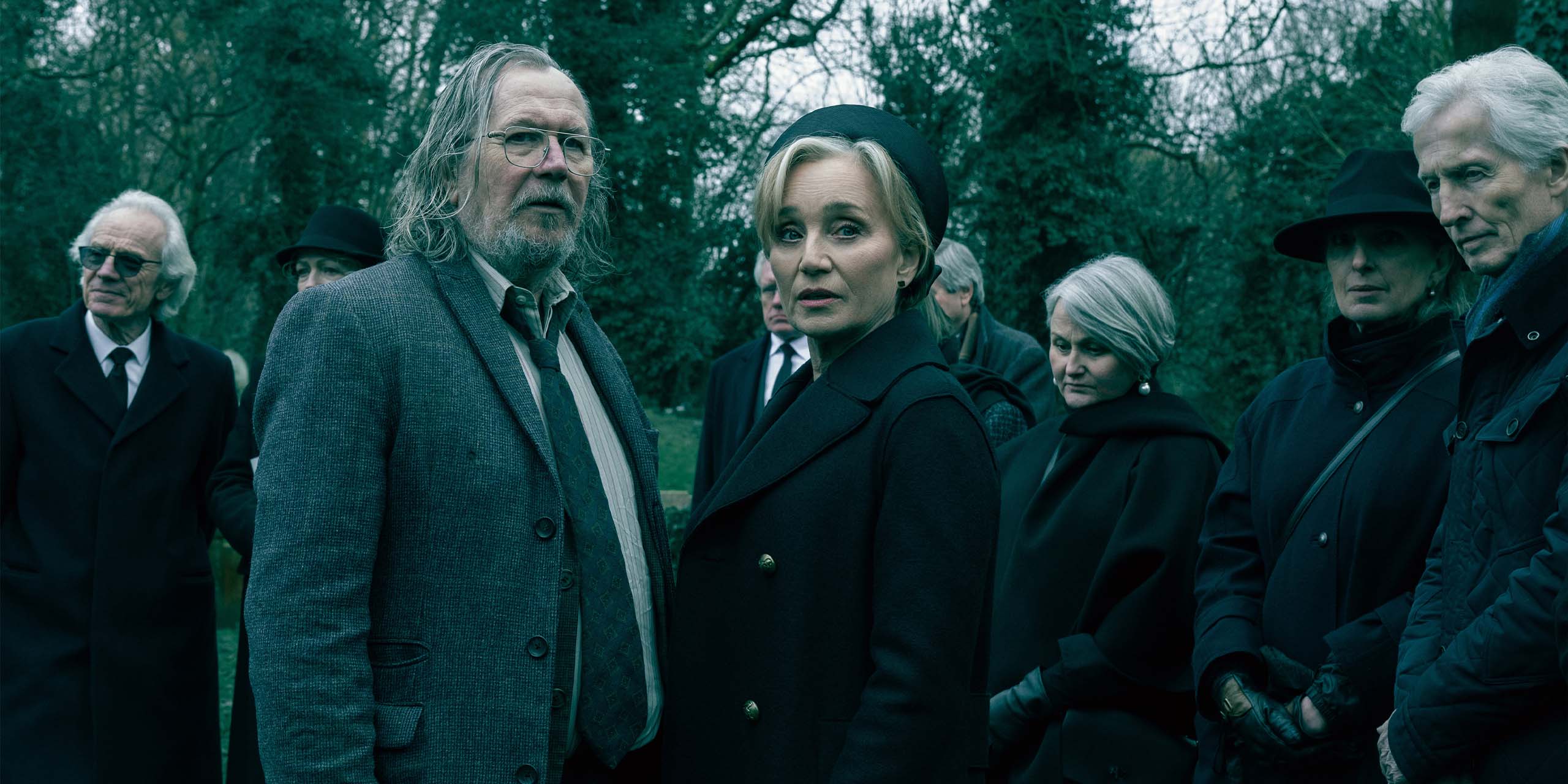 Jackson Lamb (Gary Oldman) et Diana Taverner (Kristin Scott Thomas) aux funérailles de David Cartwright dans la saison 6 de Slow Horses.