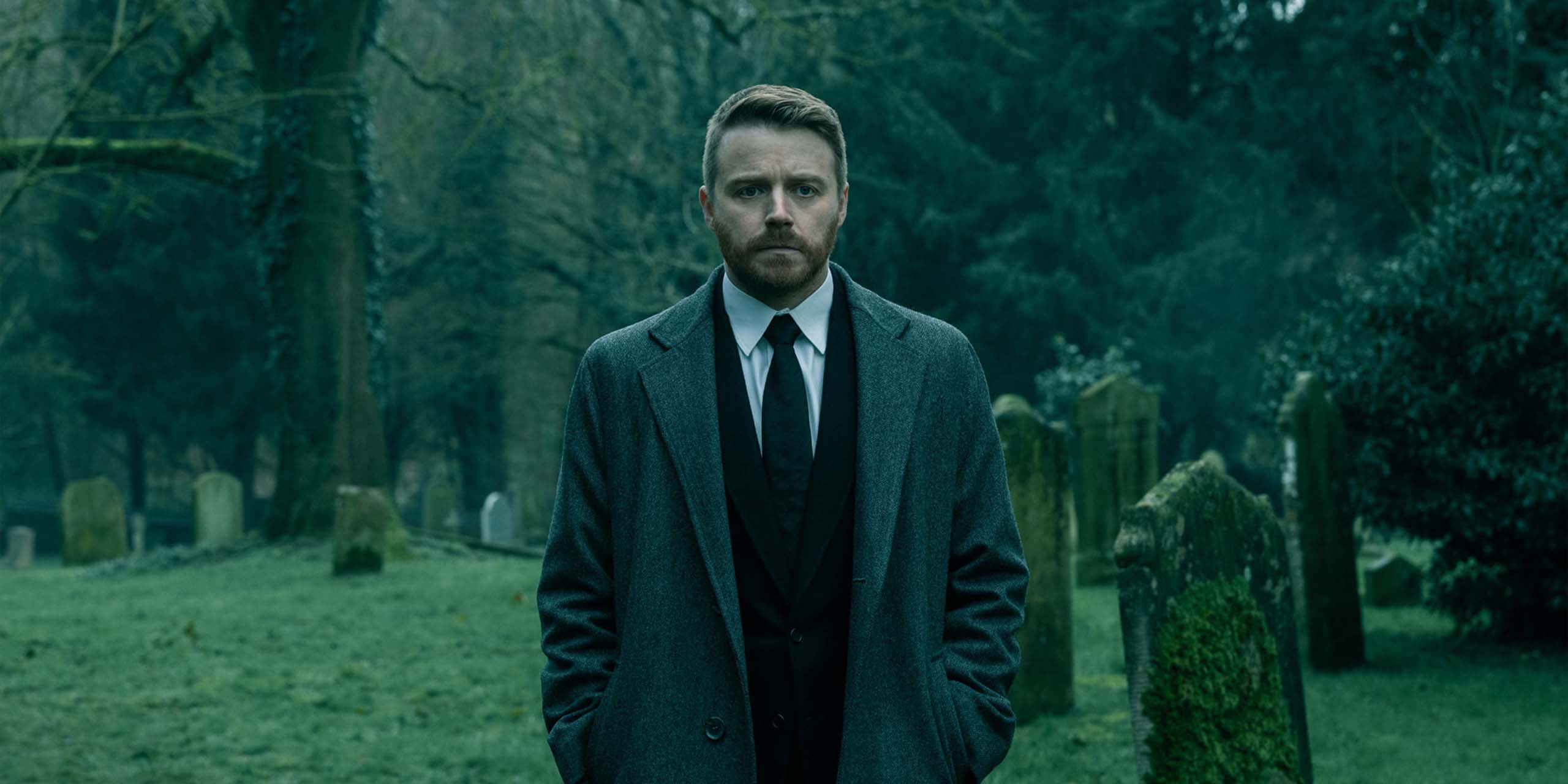 River Cartwright (Jack Lowden) aux funérailles de David Cartwright dans la saison 6 de Slow Horses.
