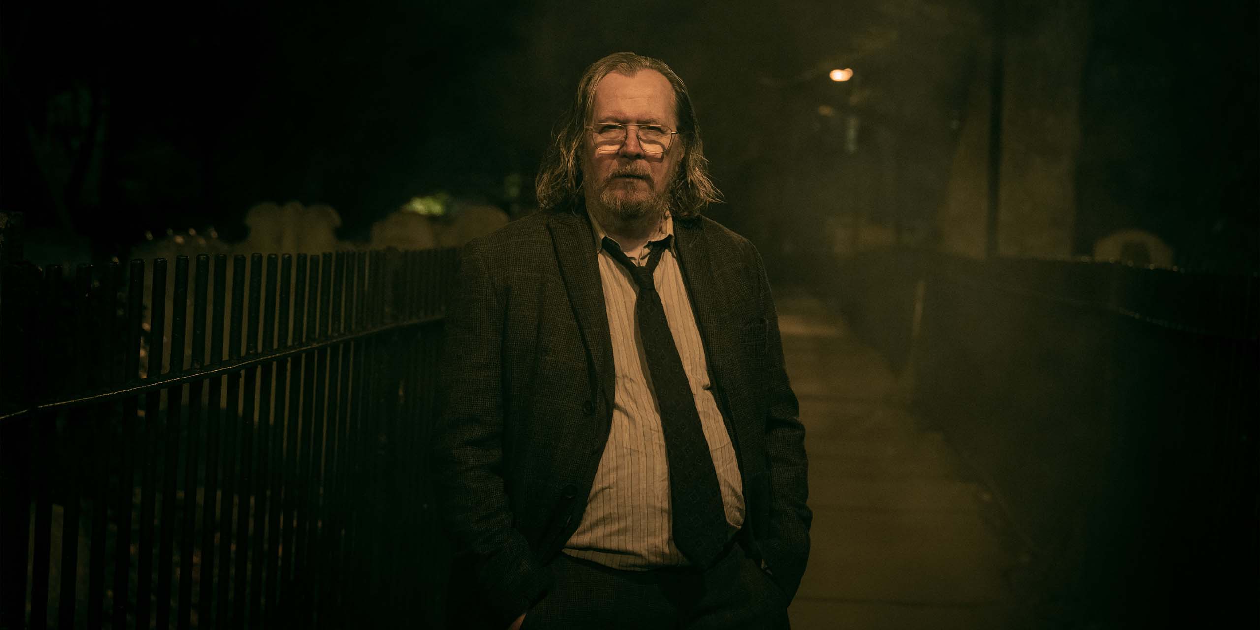 Jackson Lamb (Sir Gary Oldman) marchant la nuit dans les rues de Londres dans la saison 6 de Slow Horses.