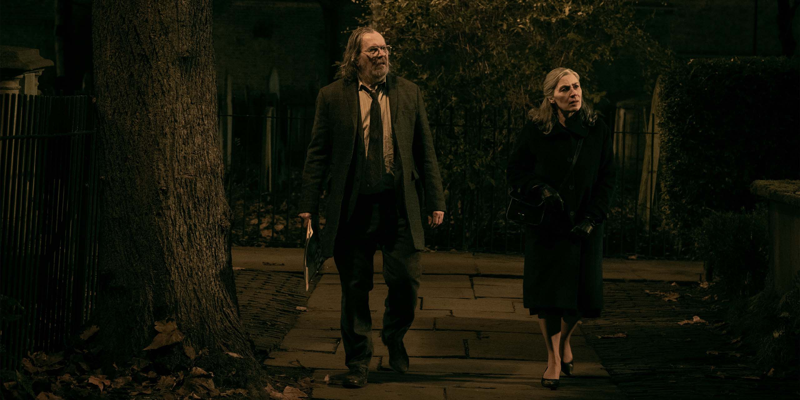 Jackson Lamb (Sir Gary Oldman) et Catherine Standish (Saskia Reeves) marchant la nuit dans les rues de Londres dans la saison 6 de Slow Horses.