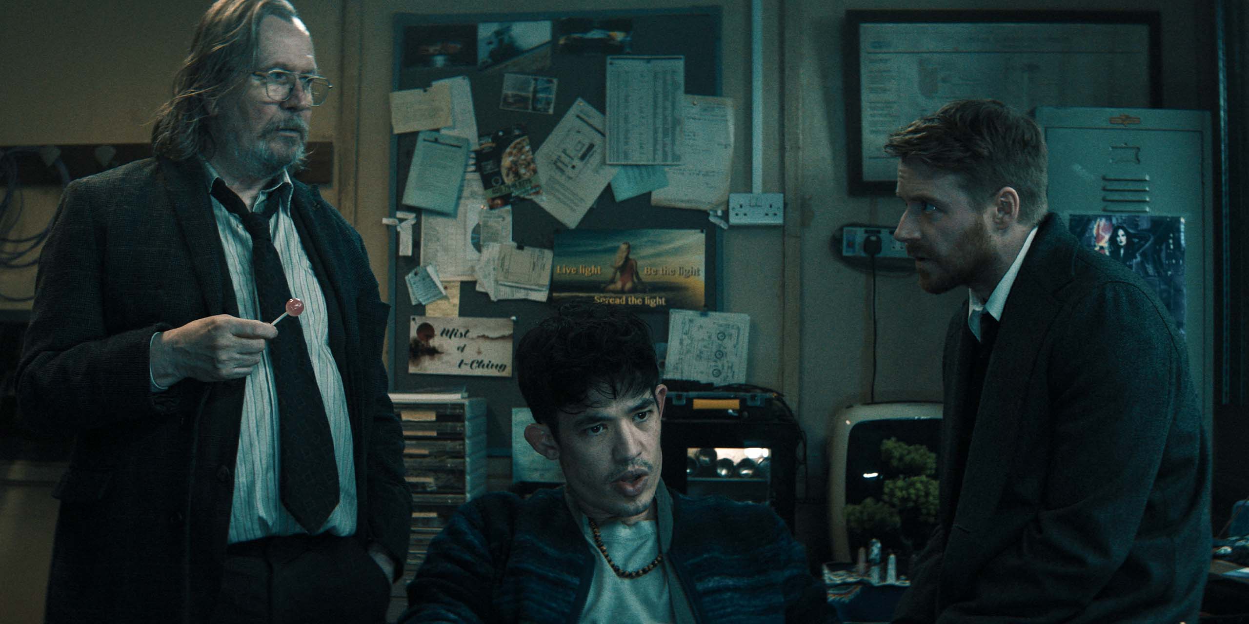 Jackson Lamb (Gary Oldman), Roddy Ho (Christopher Chung) et River Cartwright (Jack Lowden), dans la saison 6 de Slow Horses.