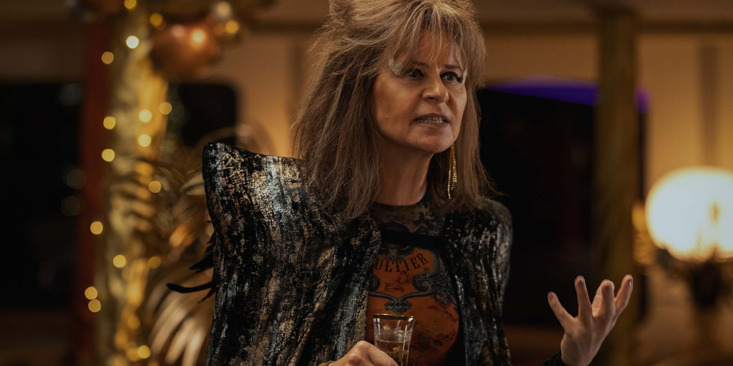 Zelda Southport (Tracey Ullman) organise la soirée de nouvel an sur son yacht dans la saison 4 de Ted Lasso.