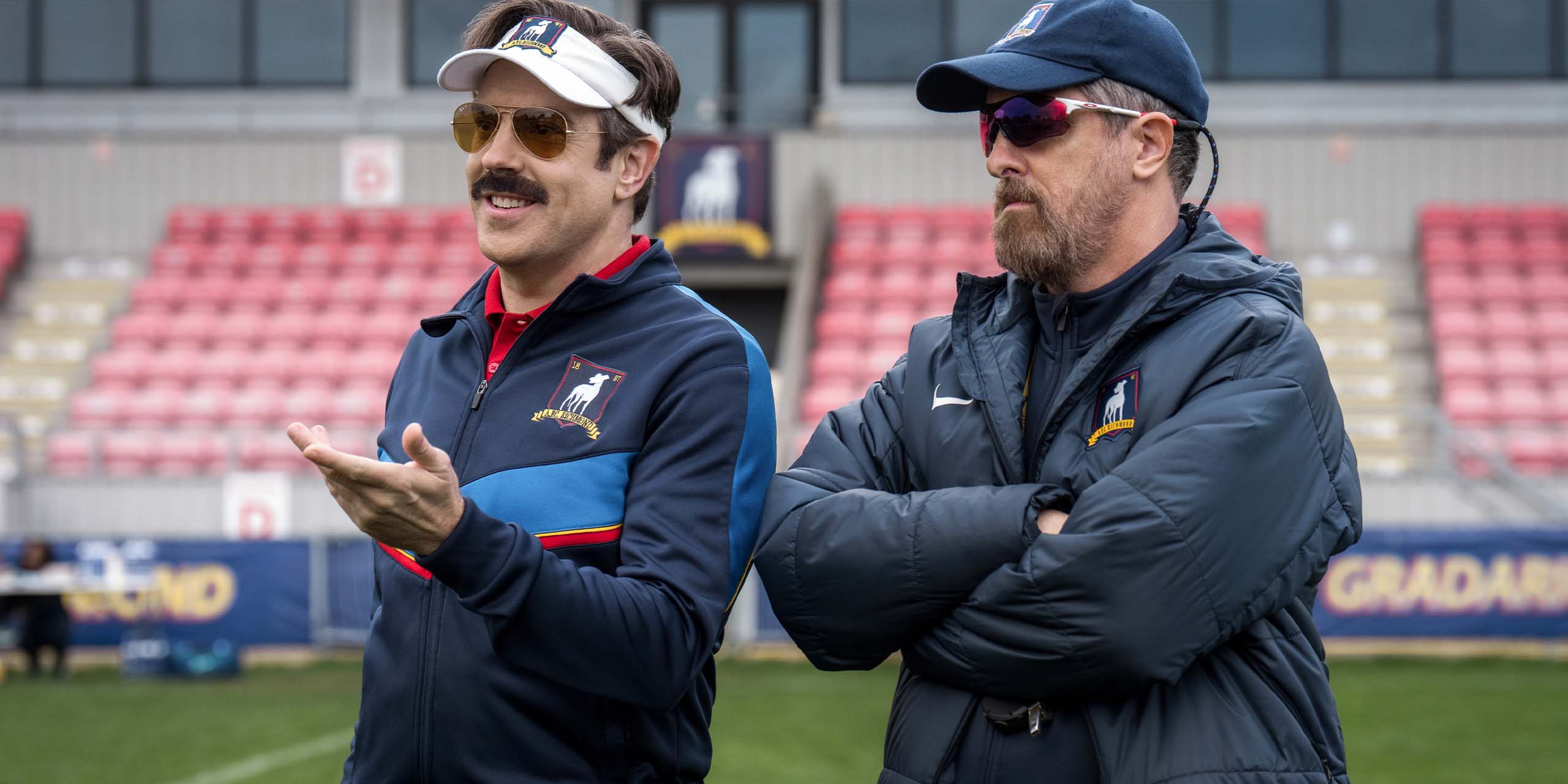 Coach Beard (Brendan Hunt) et Ted (Jason Sudeikis) durant l'entraînement dans la saison 4 de Ted Lasso.