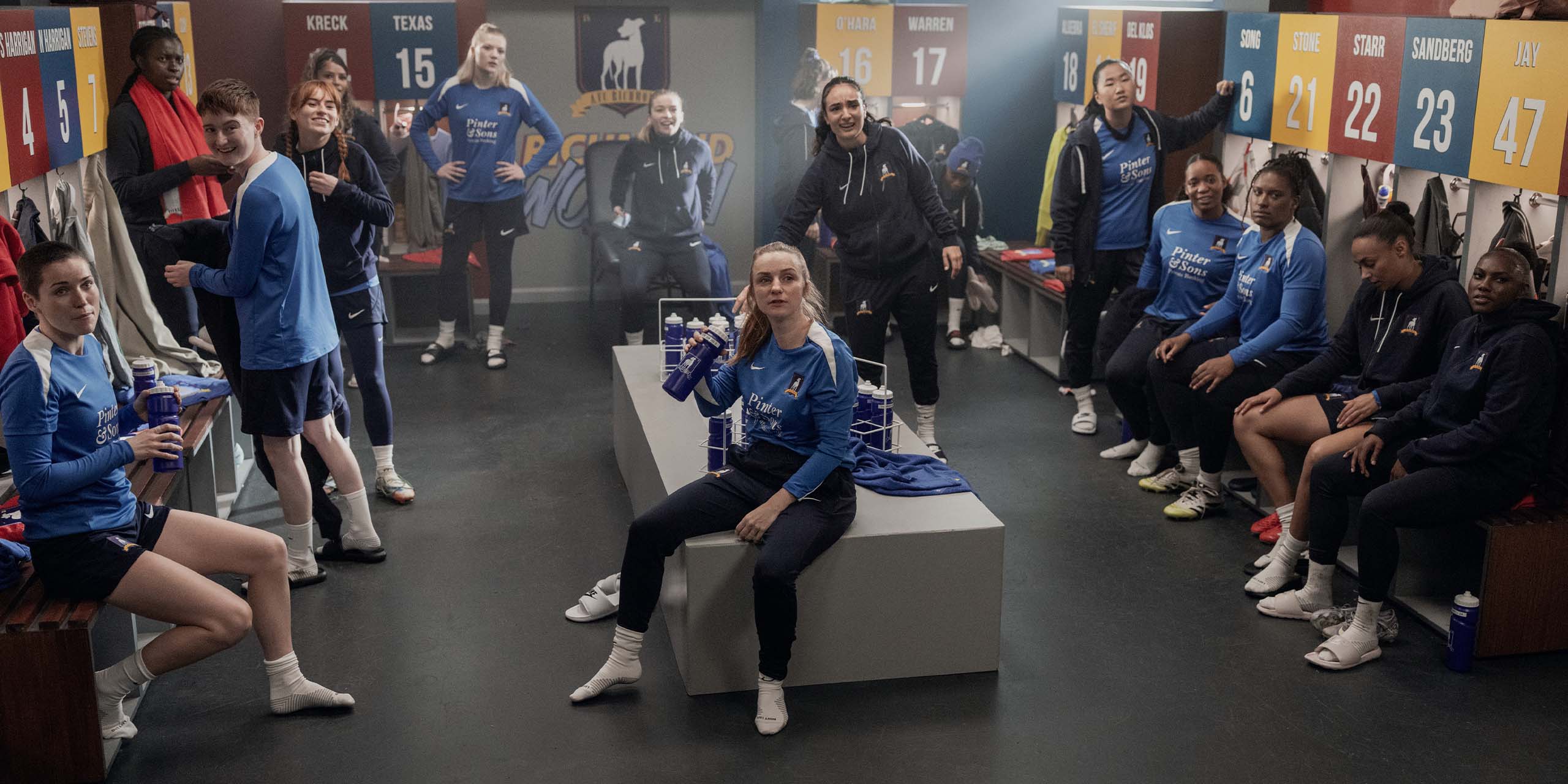 Les Lady Greyhounds dans le vestiaire dans la saison 4 de Ted Lasso.