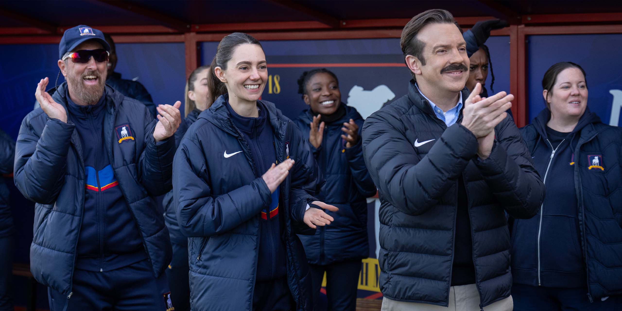 Coach Beard (Brendan Hunt), Alice Chilton (Tanya Reynolds) et Ted (Jason Sudeikis) dans la saison 4 de Ted Lasso.