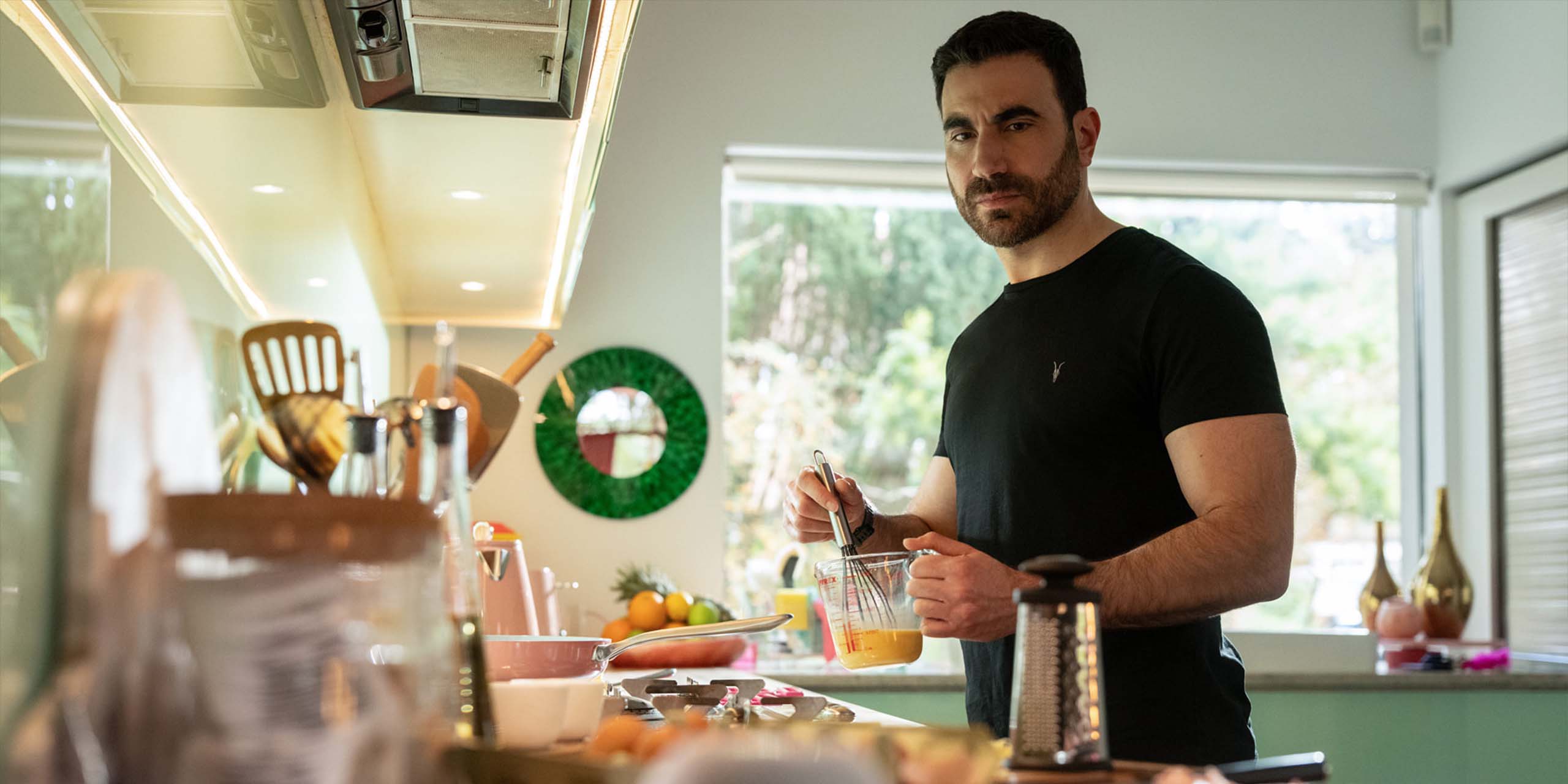 Trent Crimm (James Lance) cuisinant dans la saison 4 de Ted Lasso.