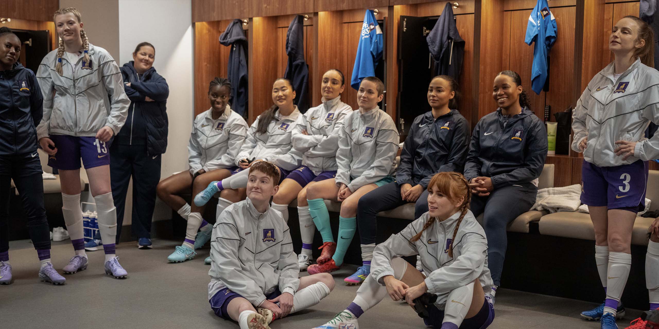 L'équipe Richmond dans les vestiaires après avoir gagné le match dans la saison 4 de Ted Lasso.