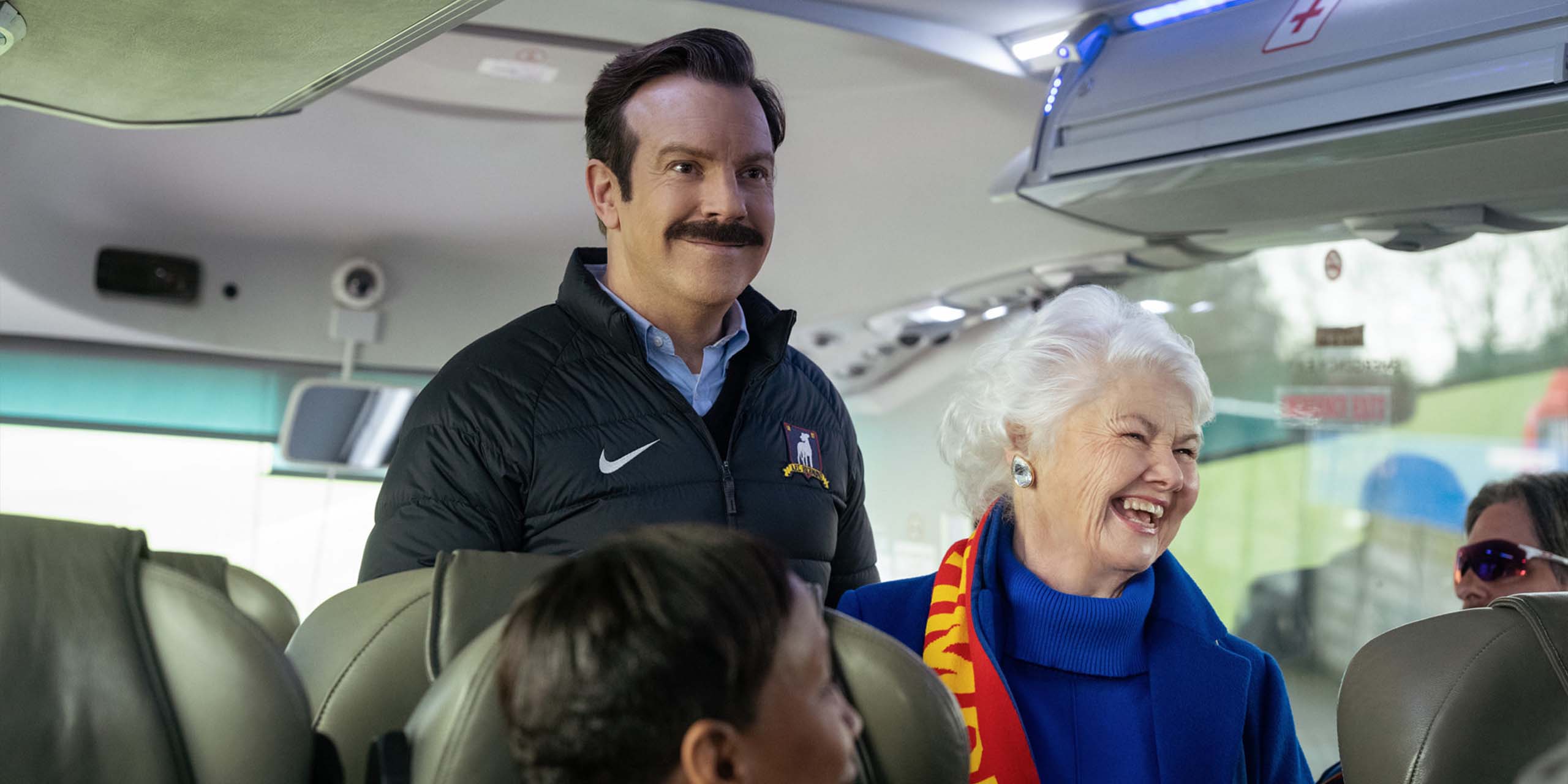 Mae (Annette Badland) accompagne l'équipe et Ted dans la saison 4 de Ted Lasso.