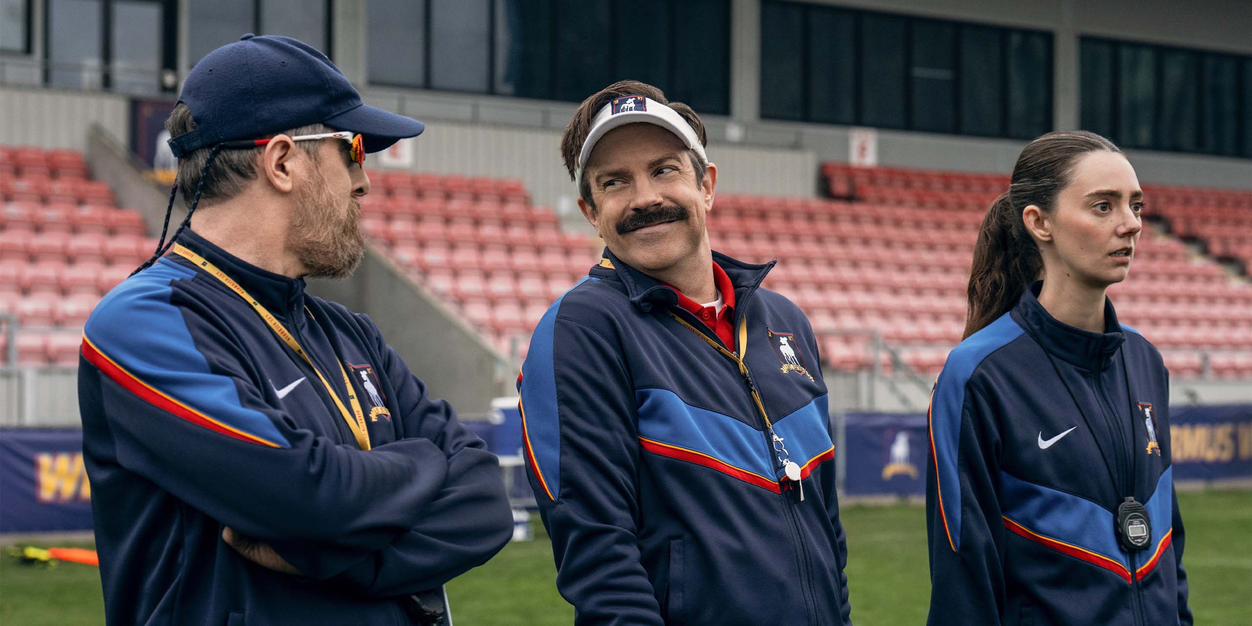 Coach Beard (Brendan Hunt), Alice Chilton (Tanya Reynolds) et Ted (Jason Sudeikis) dans la saison 4 de Ted Lasso.