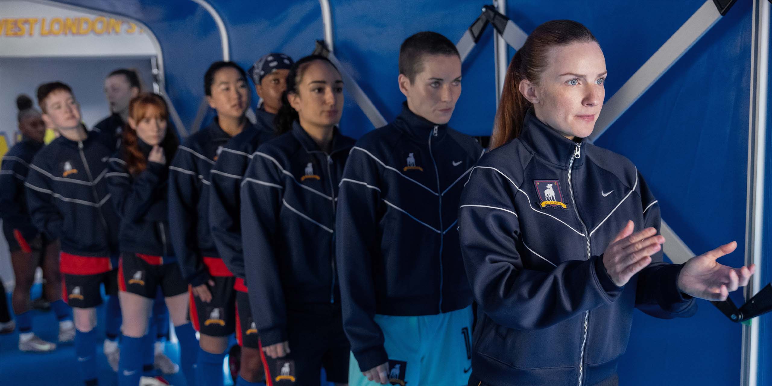 Les Lady Greyhounds s'apprêtant à entrer sur le terrain dans la saison 4 de Ted Lasso.