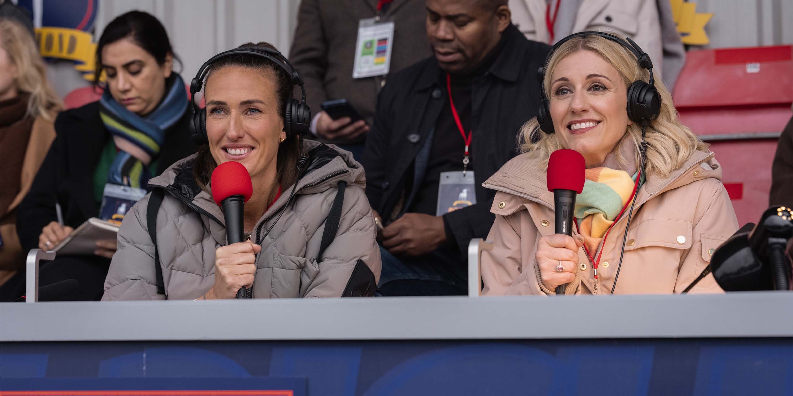 Les commentatrices (Jill Scott et Rebecca Lowe) dans la saison 4 de Ted Lasso.