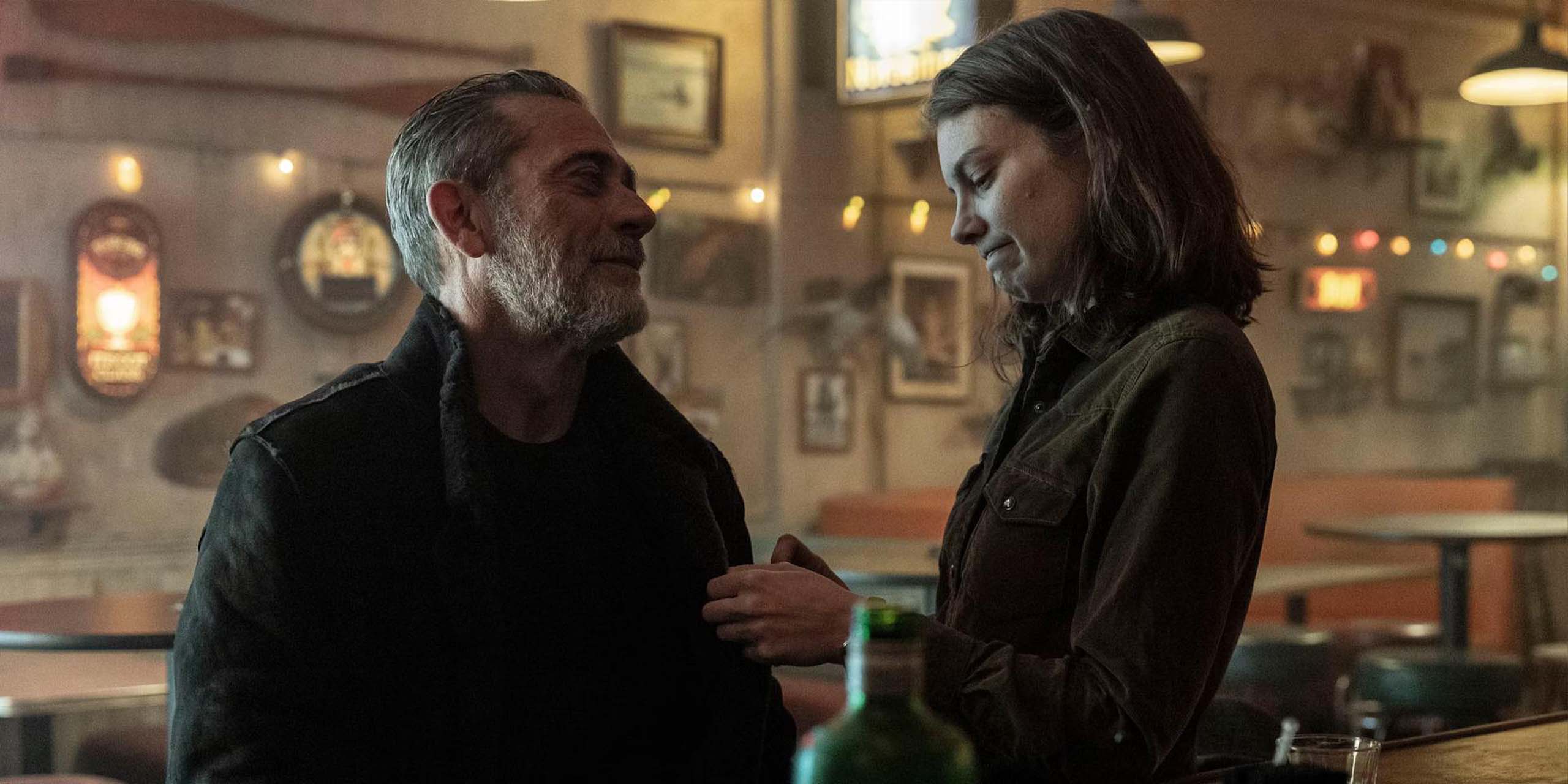 Negan (Jeffrey Dean Morgan) et Maggie (Lauren Cohan) dans un bar de The Walking Dead : Dead City