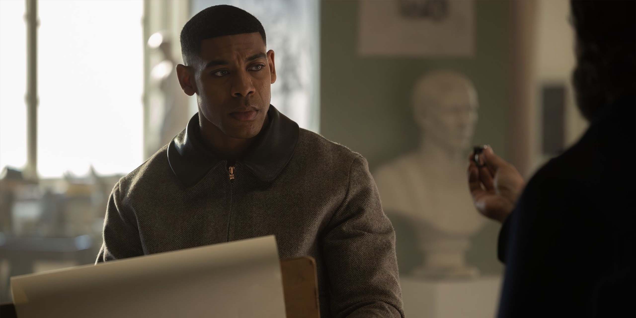 Un Gardien tend l'anneau des Green Lantern à John Stewart (Aaron Pierre) dans l'épisode 3 de la série Lanterns sur HBO Max.